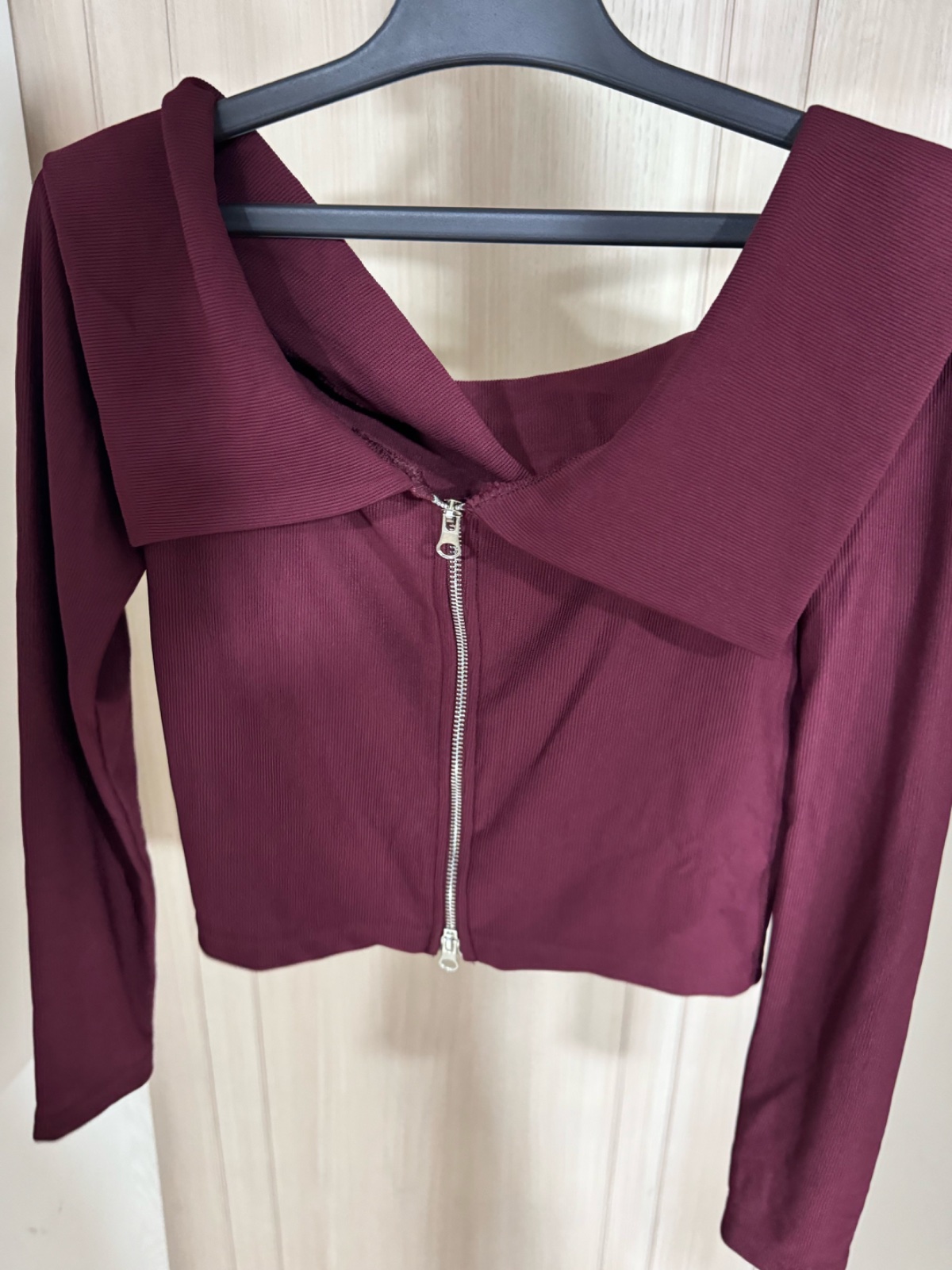 Top court bordeaux à zip – tendance et chic
