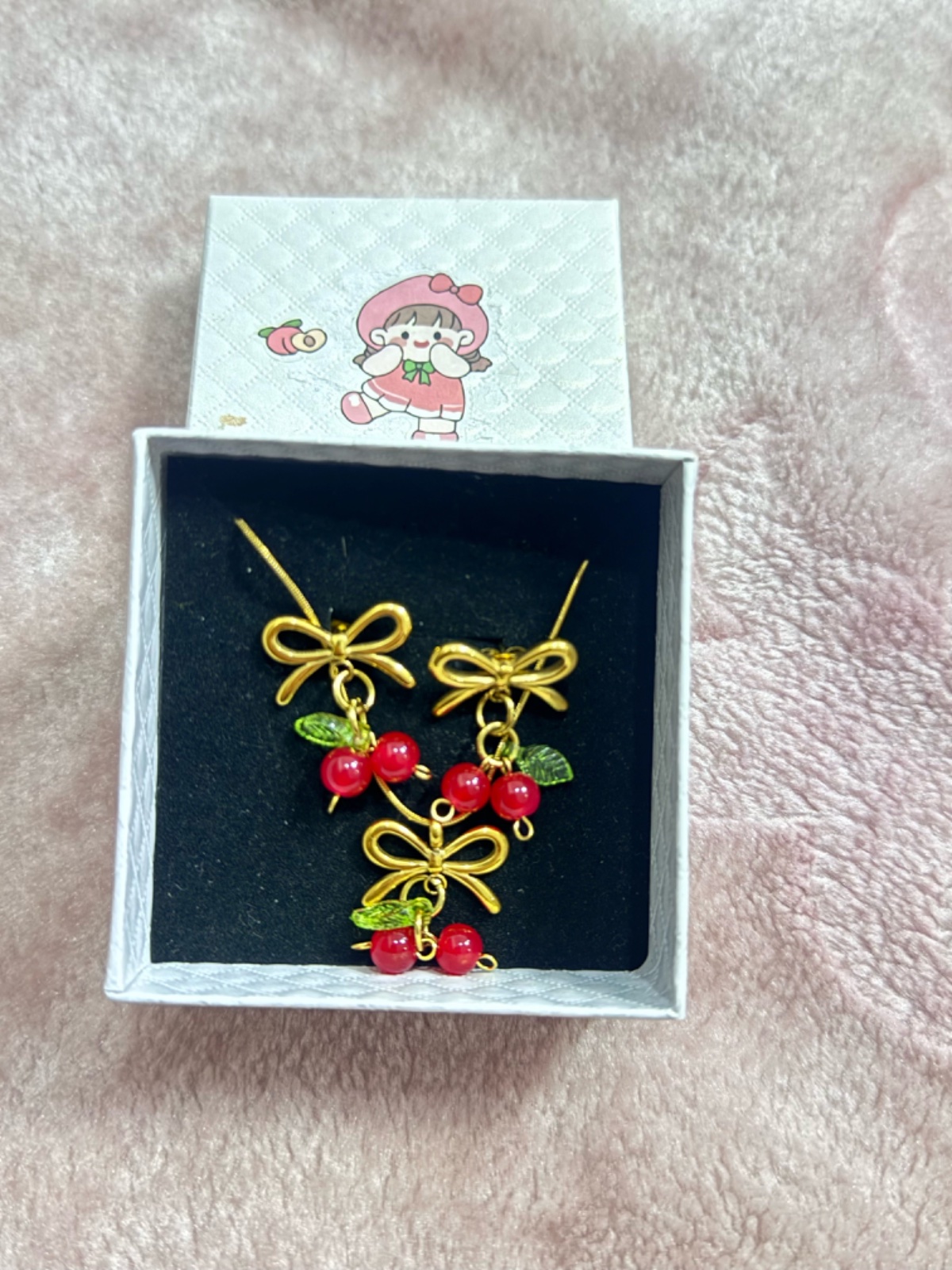 Parure bijoux cerises dorées – collier et boucles d’oreilles