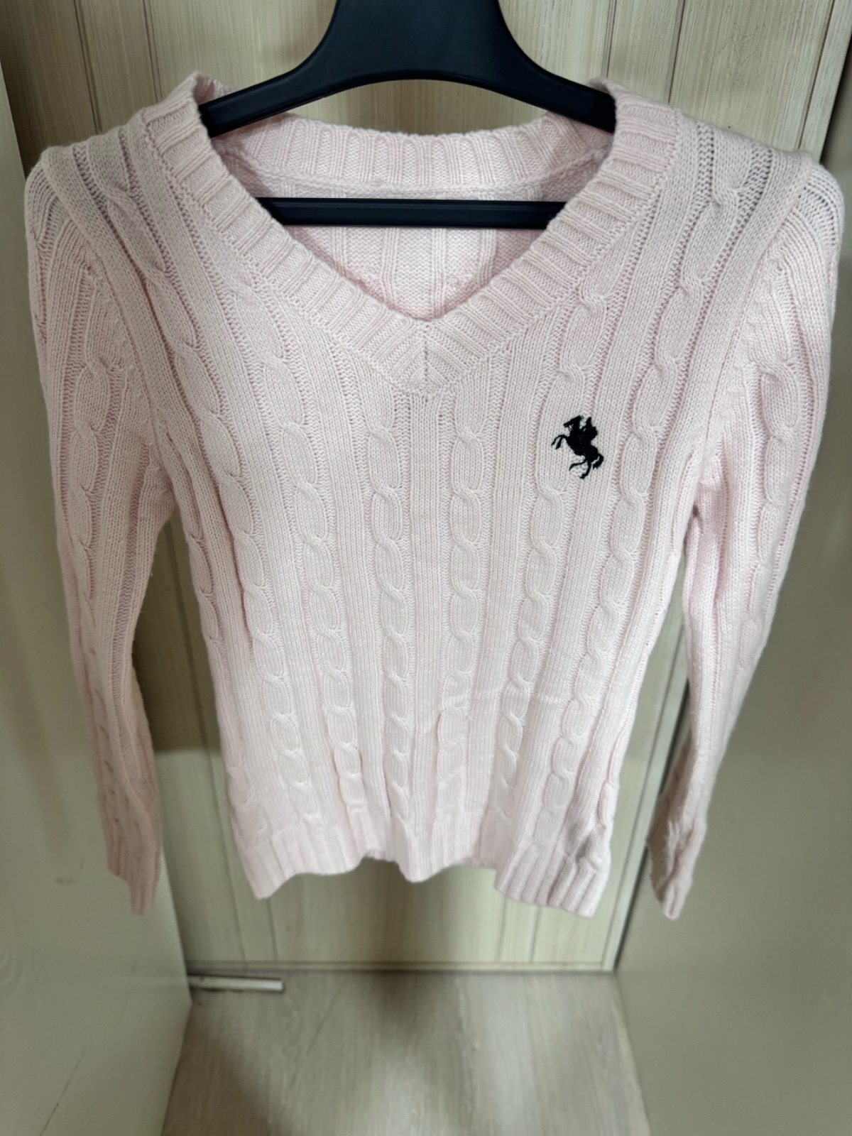 Pull rose pâle col V torsadé