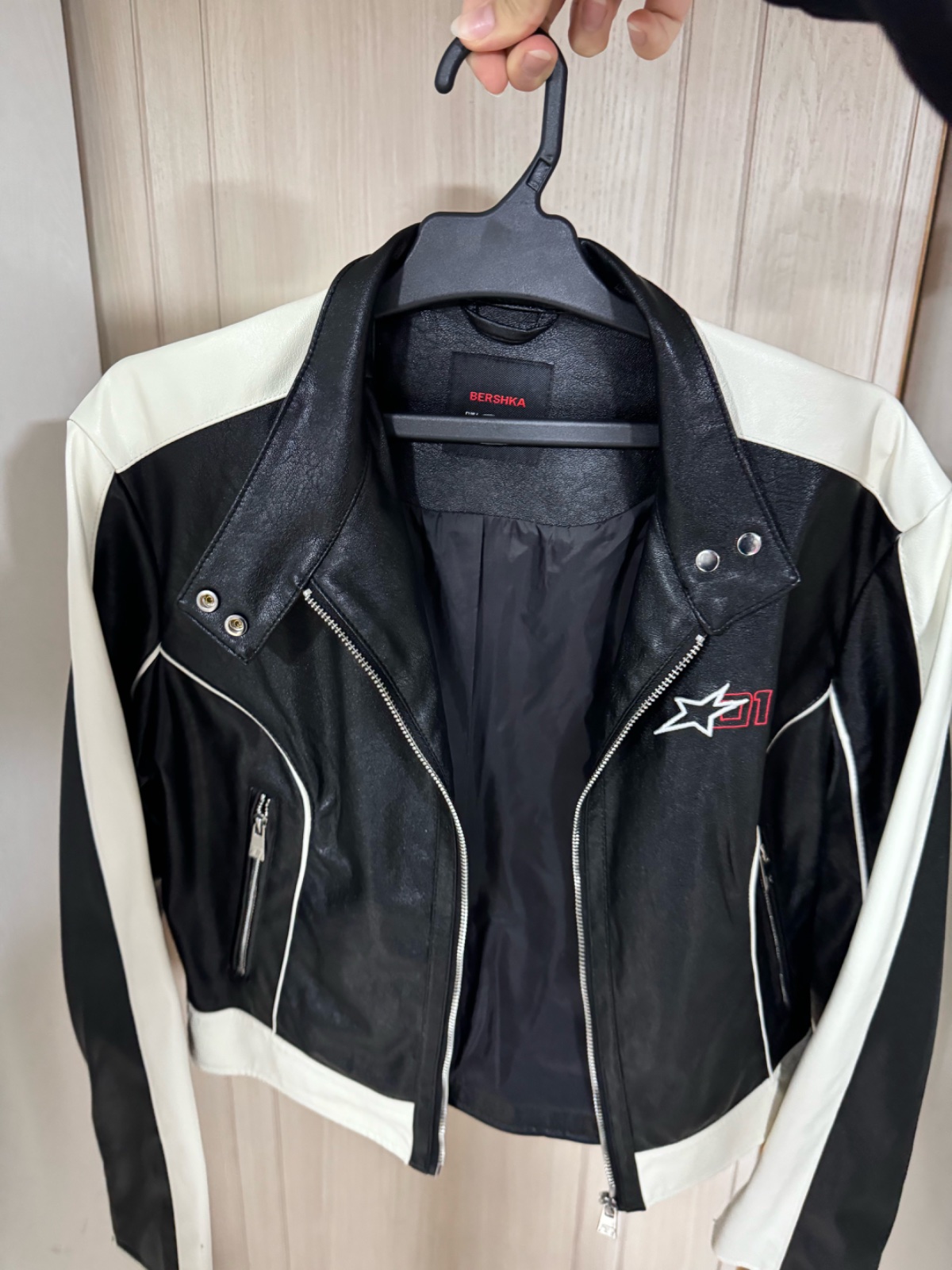 Veste Bershka en cuir noir et blanc style motard