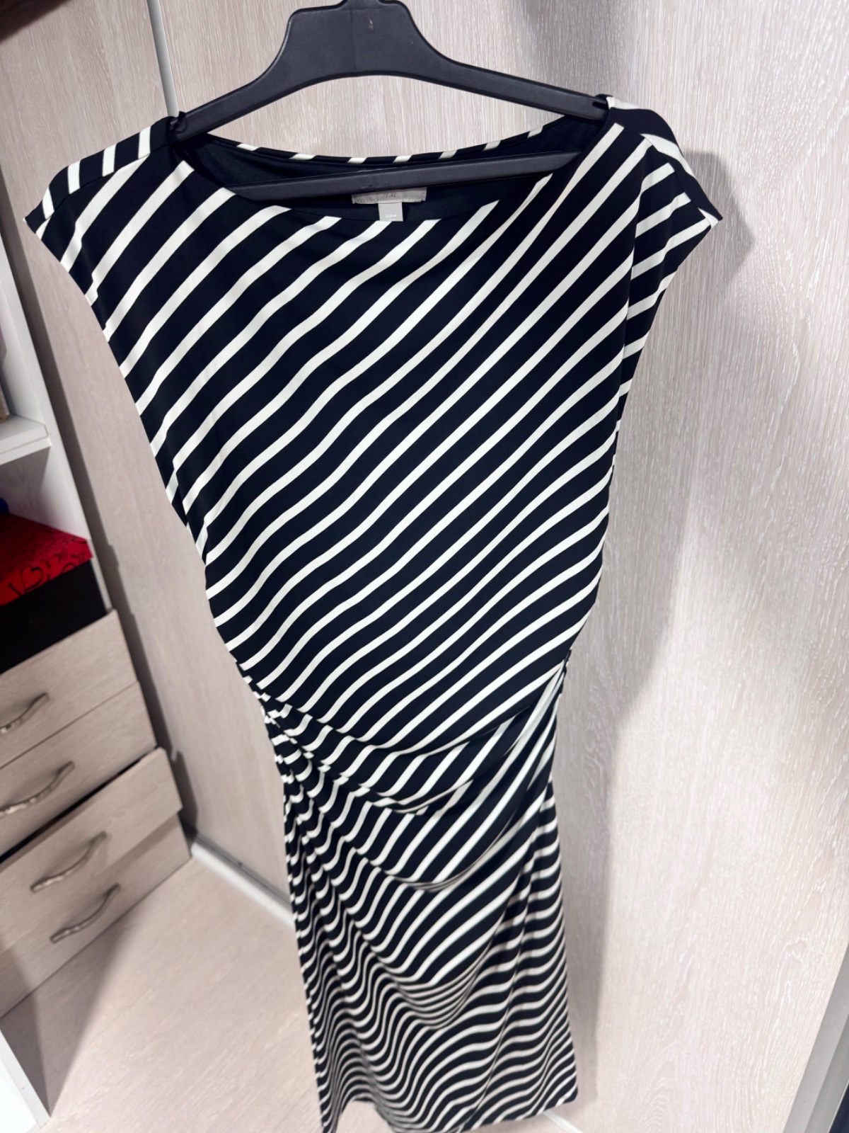 Robe élégante rayée marine et blanche, coupe ajustée