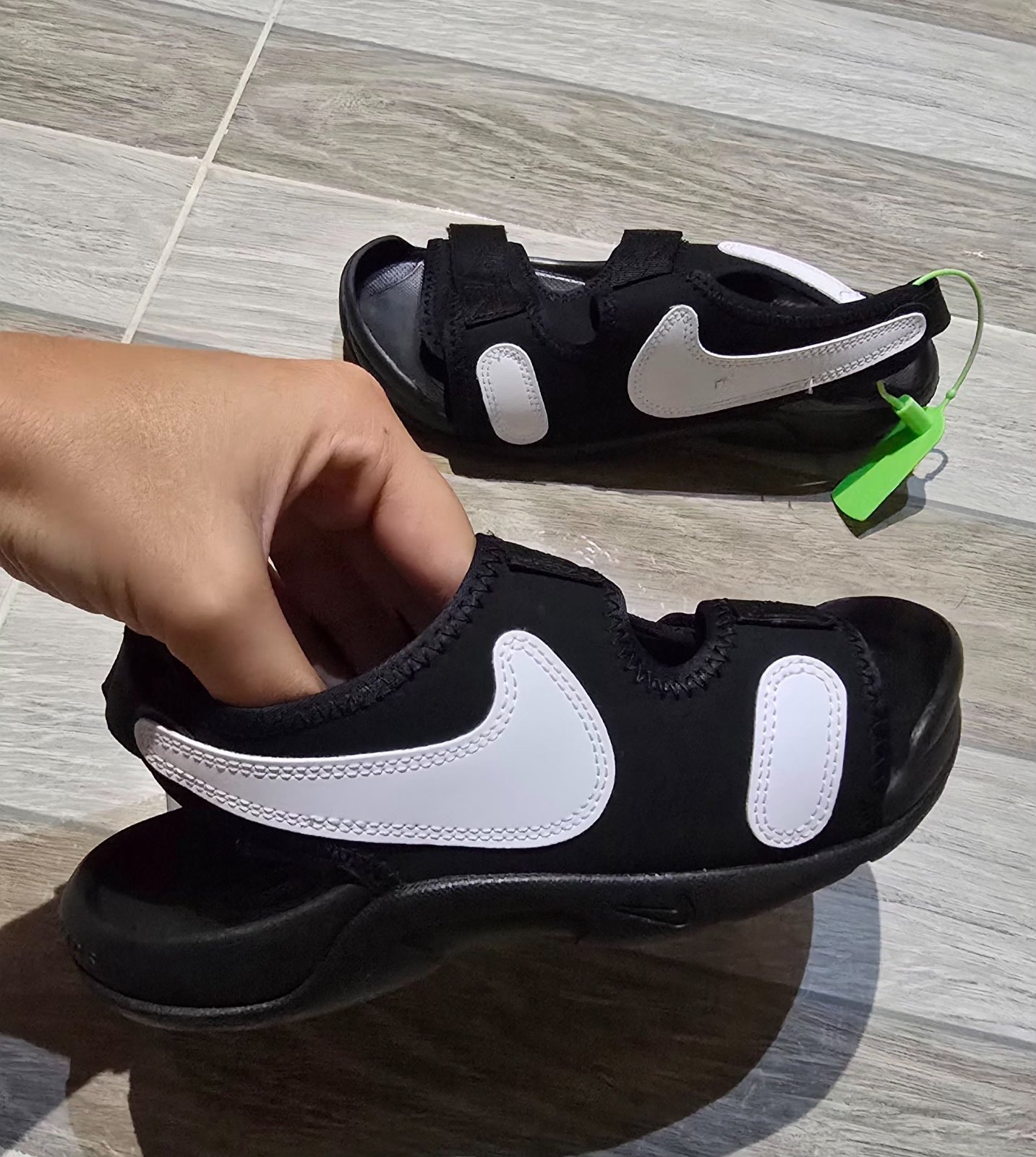 Sandale Nike enfant neuf