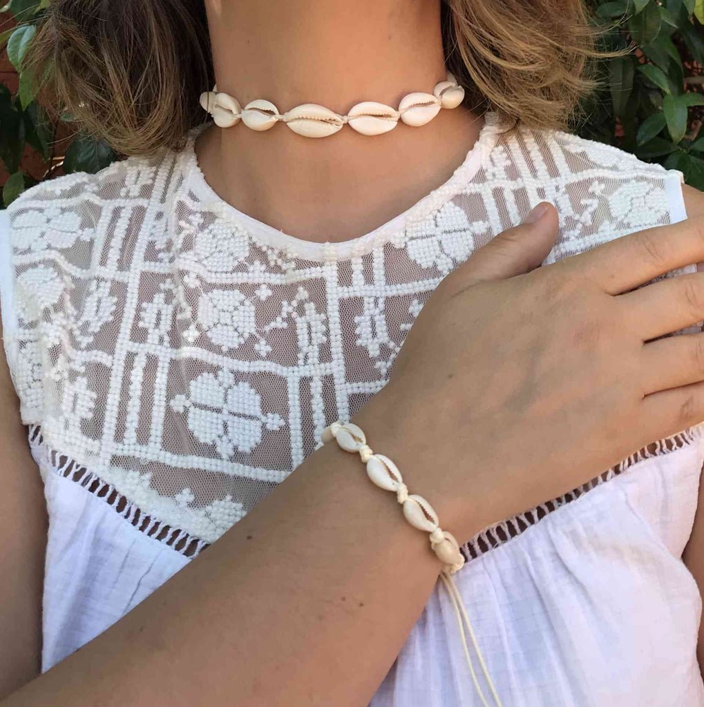 Parure collier et bracelet beiges en coquillages cauris naturels