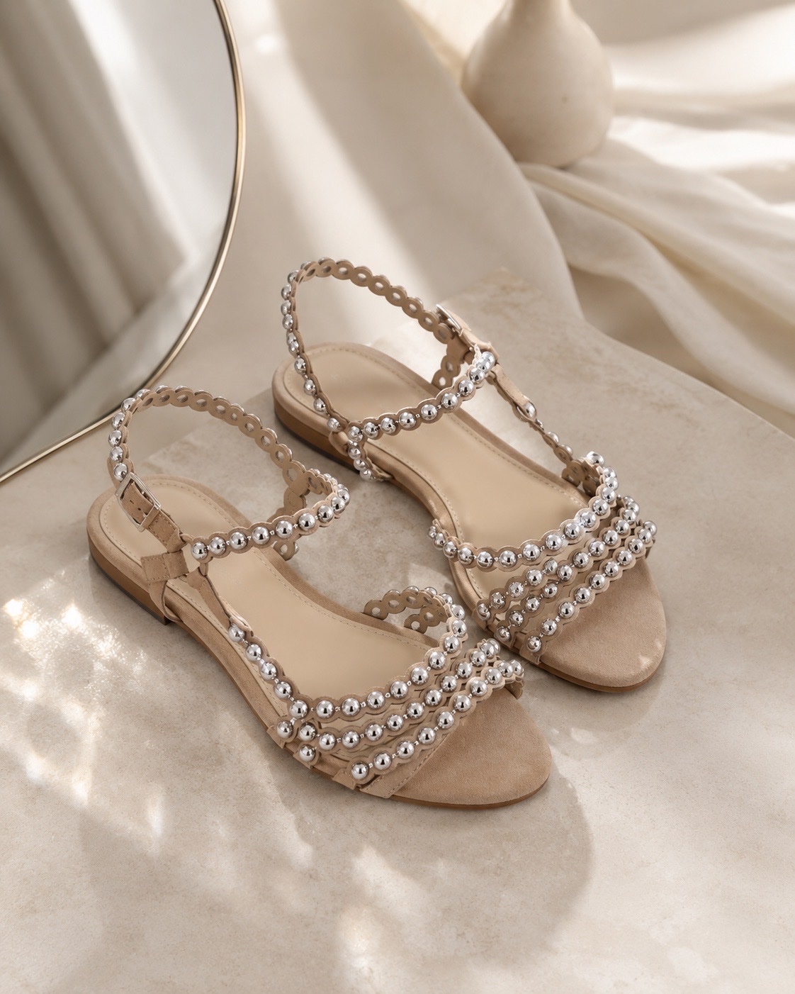 Sandales plates ornées de perles argentées – Beige nude ✨