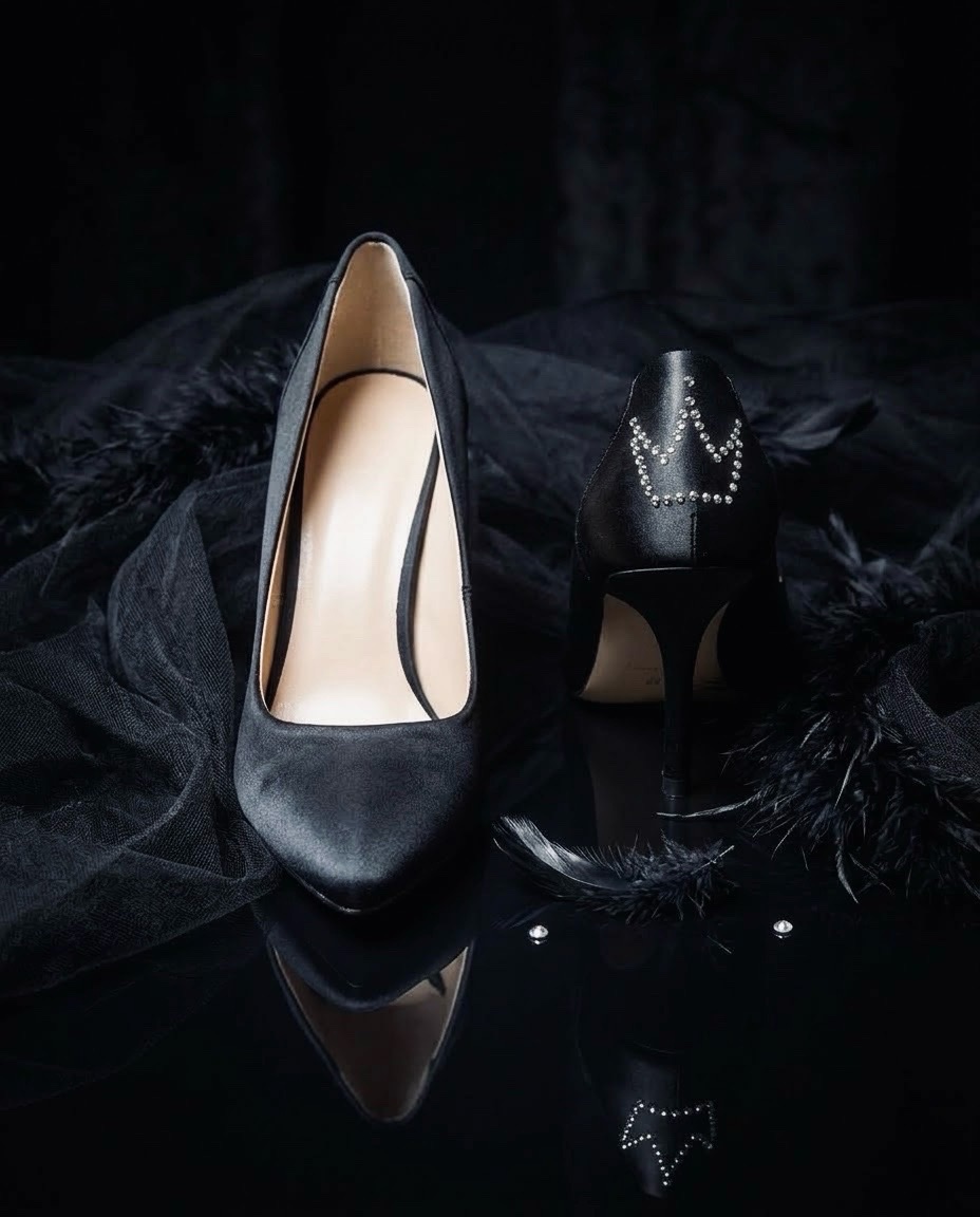 Escarpins en satin noir avec détails couronne – Pointure 39.5 (40) 🖤✨