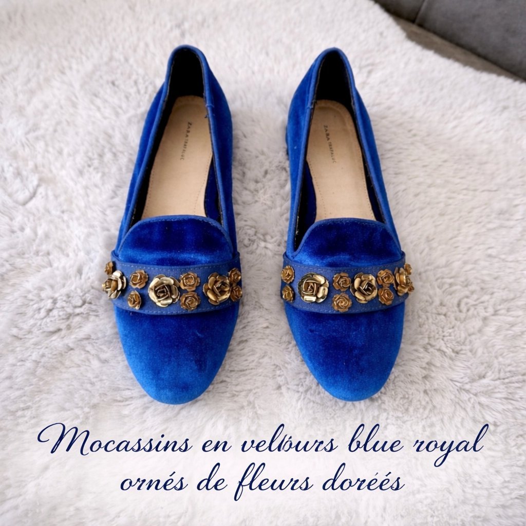 Mocassins en velours bleus royale ornés des fleurs dorées