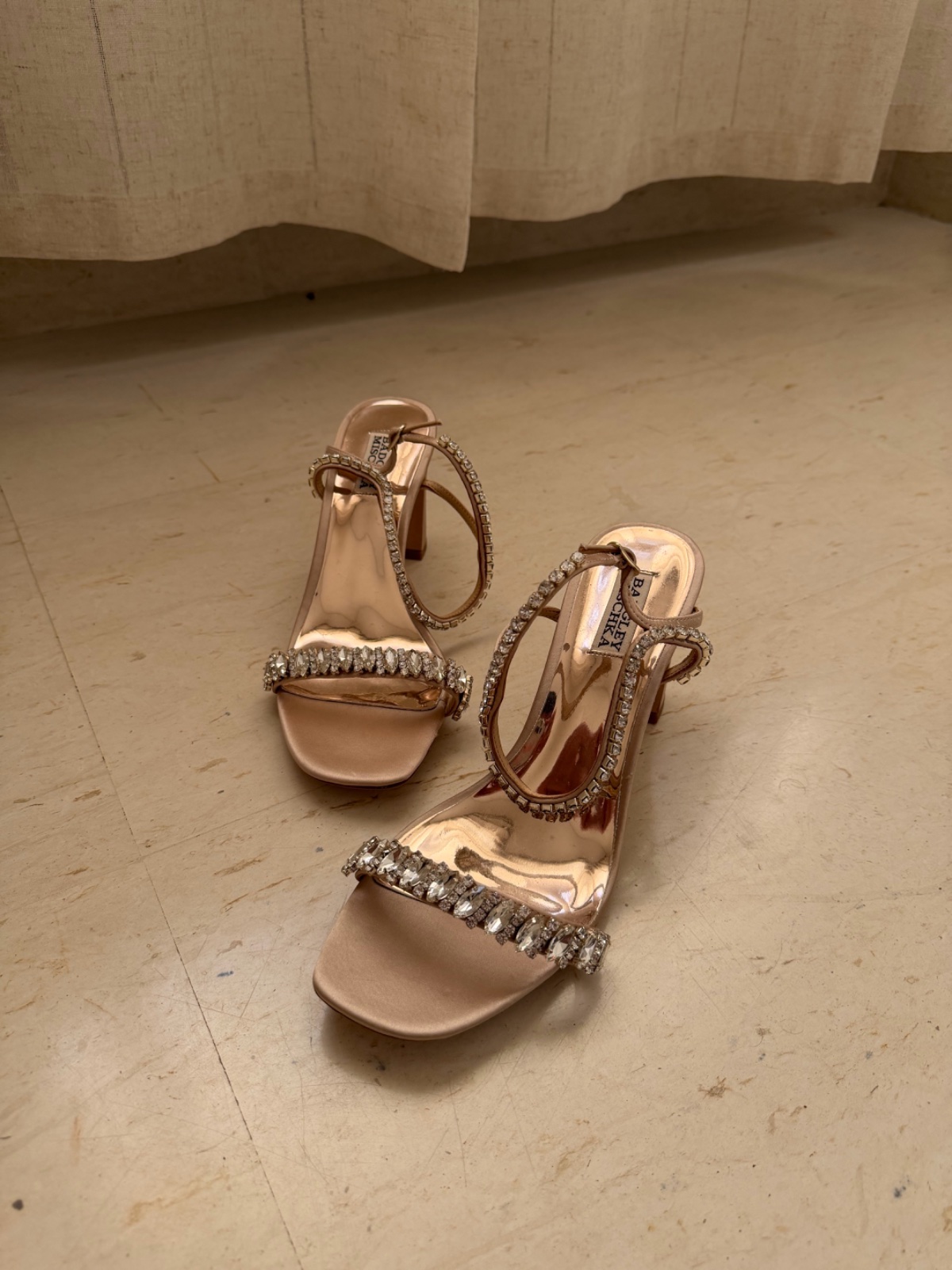     Talons élégants rose gold avec détails brillants