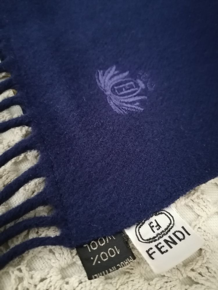Cache col fendi double face une soie et l'autre wool