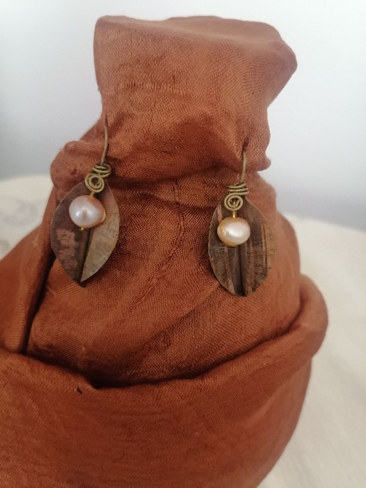 Joli boucle en cuivre et perle de culture a un prix tres intéressants 