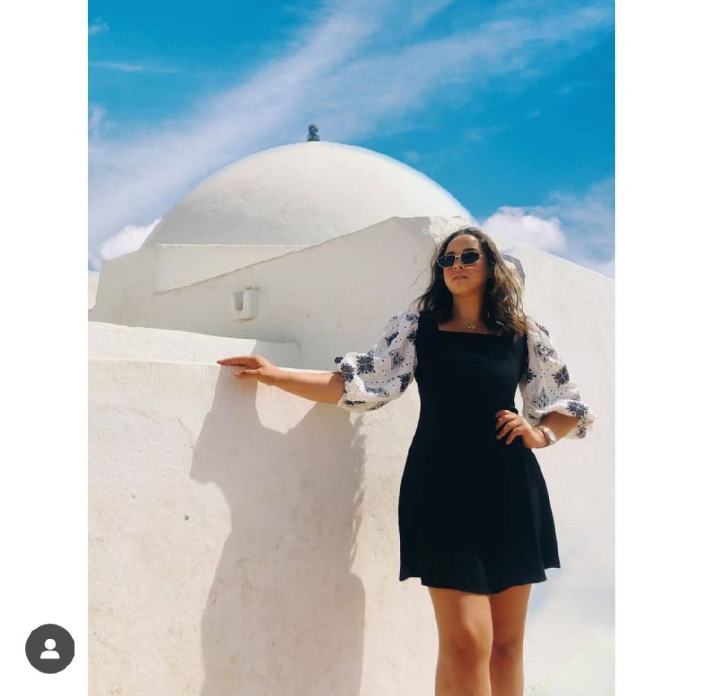 Robe noire manches bouffantes 