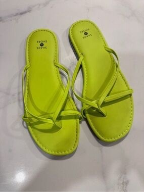 Claquettes en vert estivales