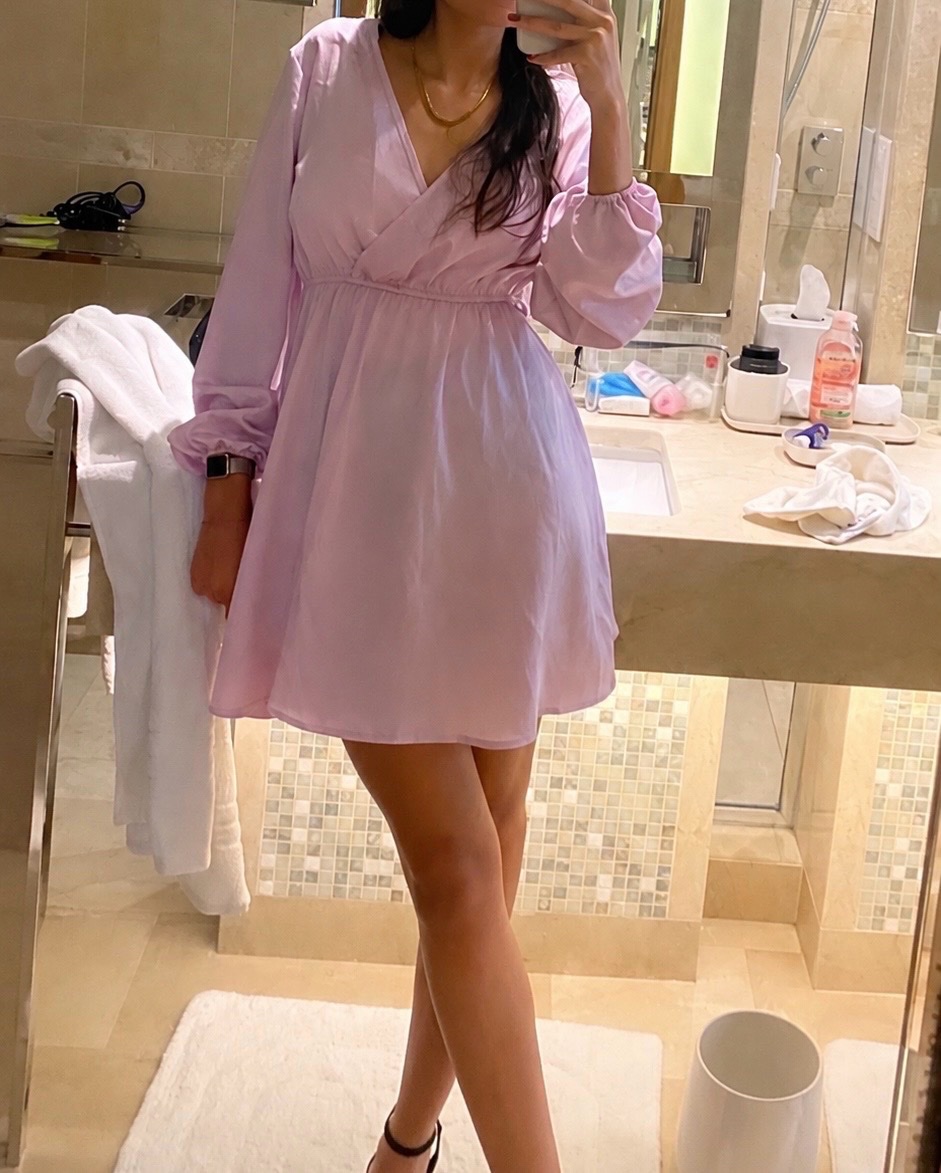 Robe satinée couleur lavande 