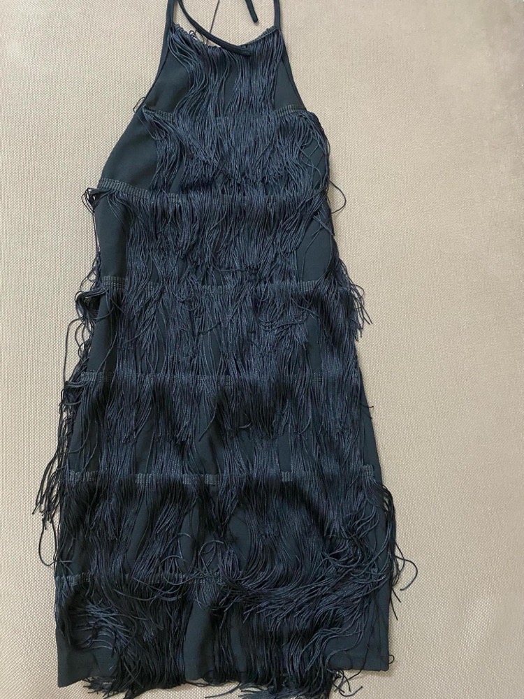 Mini robe en noir avec le dos nu 
