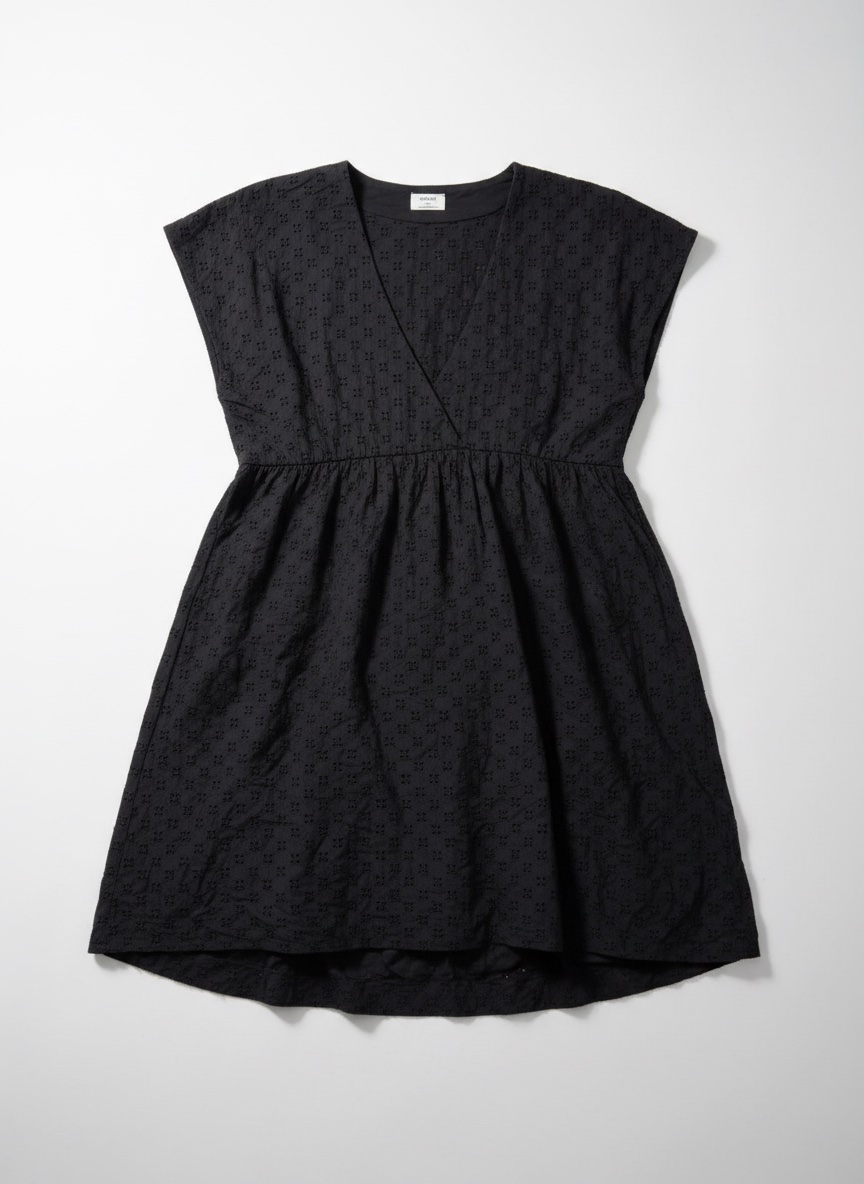 Robe noire en broderie anglaise 