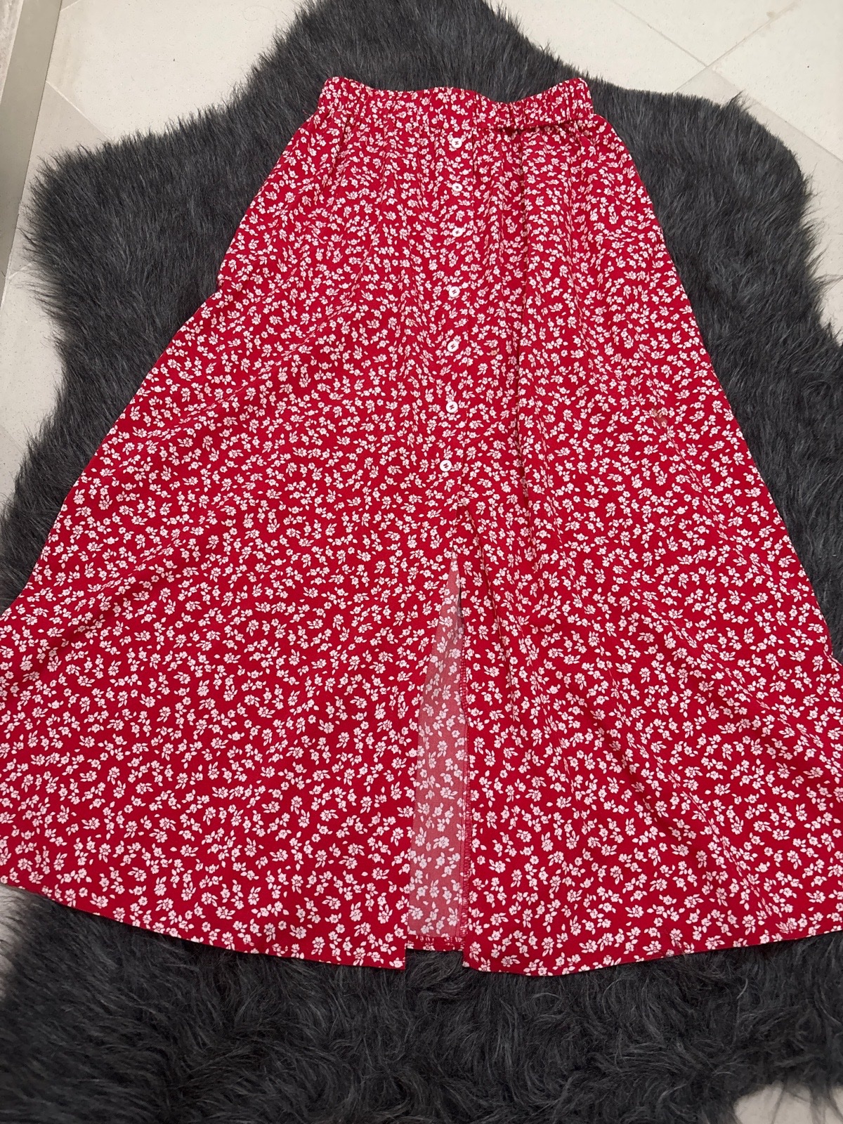 Jupe rouge midi avec une fente 