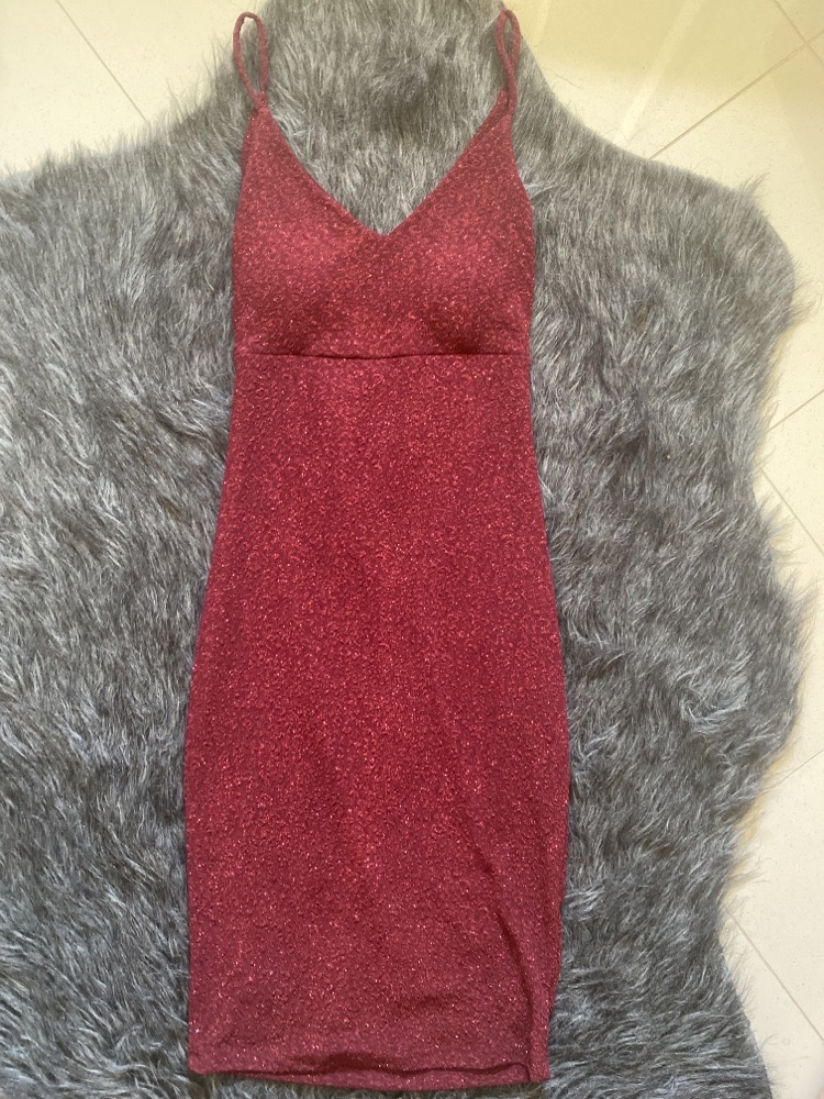 Robe rouge moulante avec dos nu 