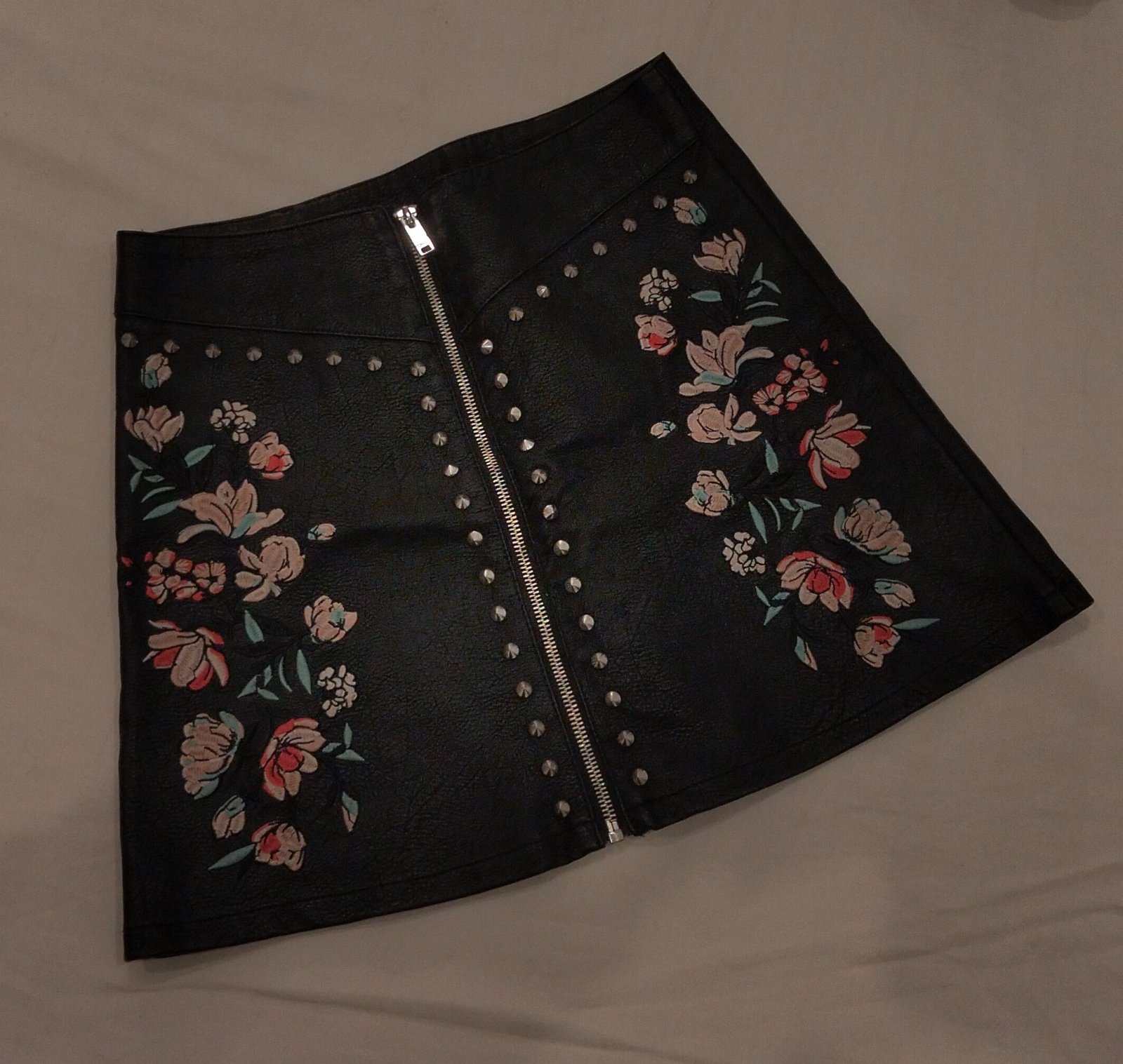 Jupe simili cuir brodée 