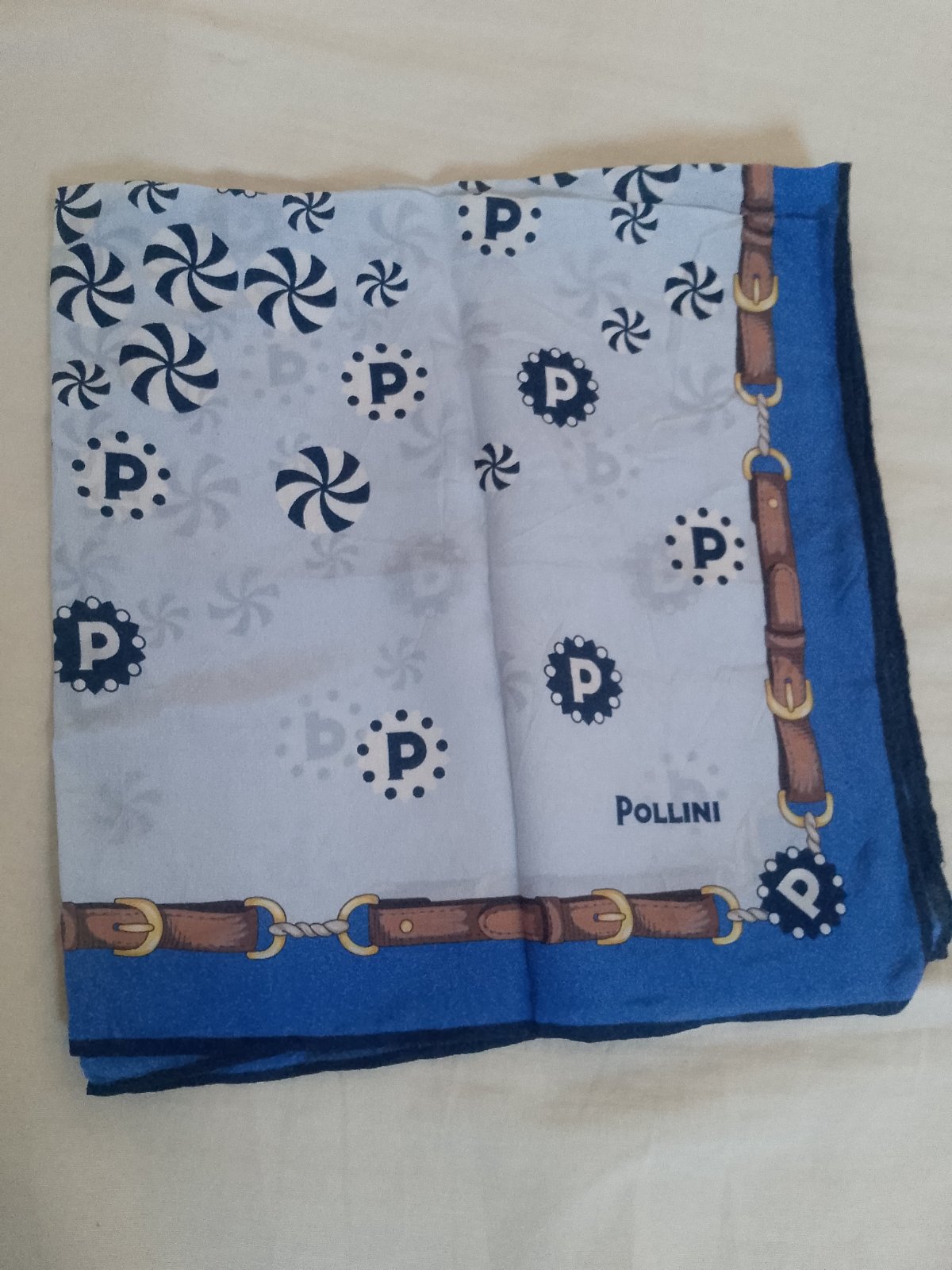 Carre de poche  50/50 de la marque italienne pollini