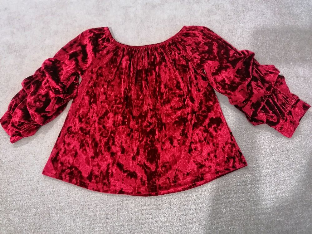 Pull velour avec des manches très originales drapées