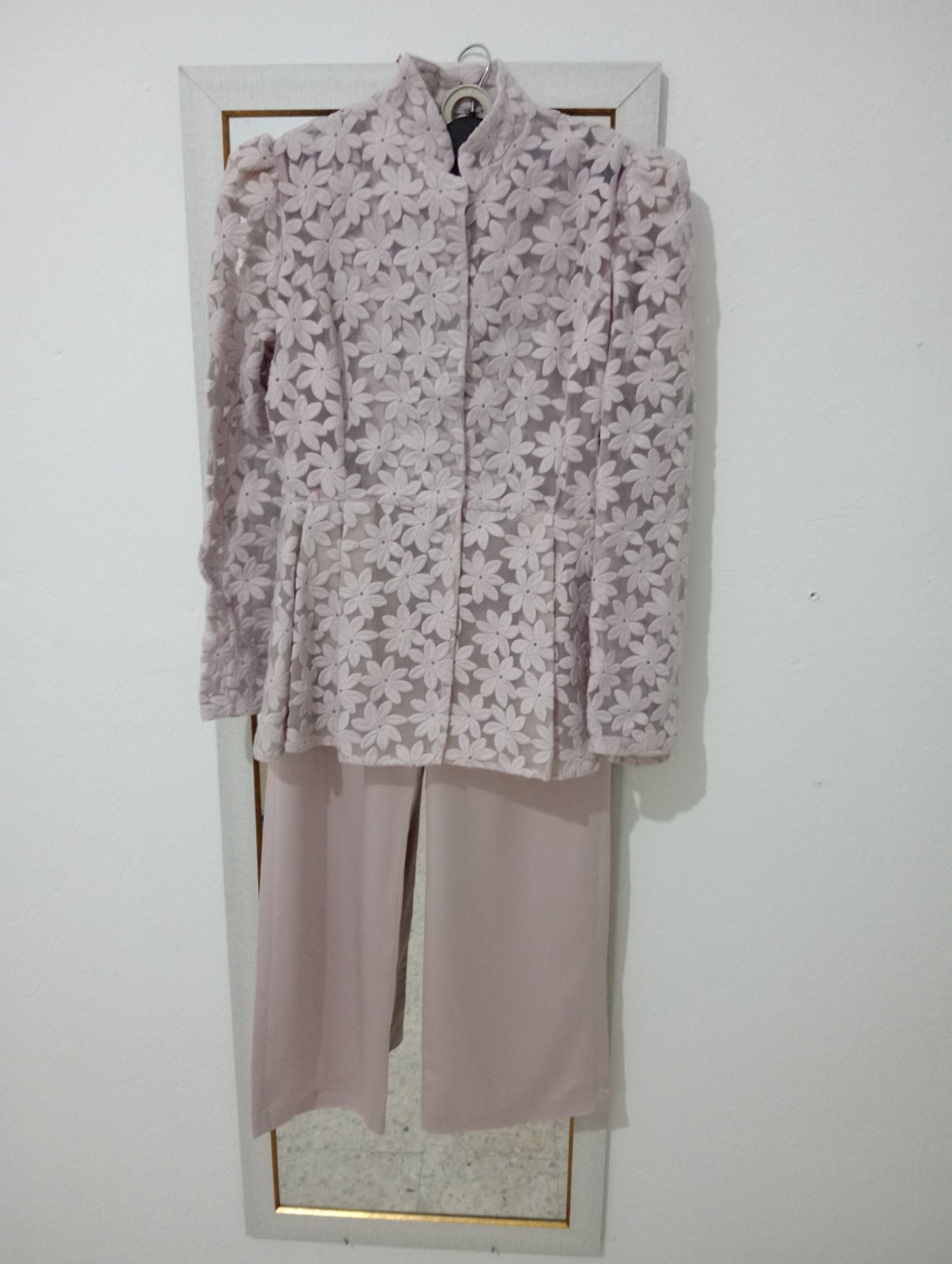 Élégant ensemble rose poudré en dentelle – Taille 36/38 – Très bon état – Prix attractif