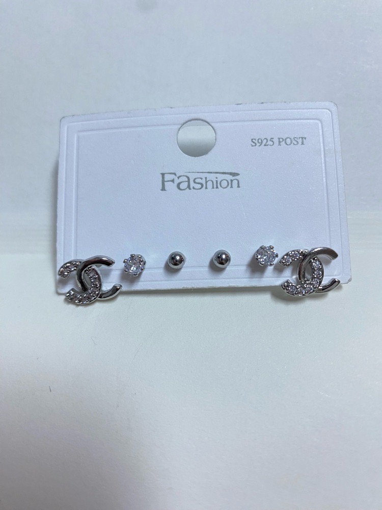 Trois boucles d'oreilles en acier inoxydable