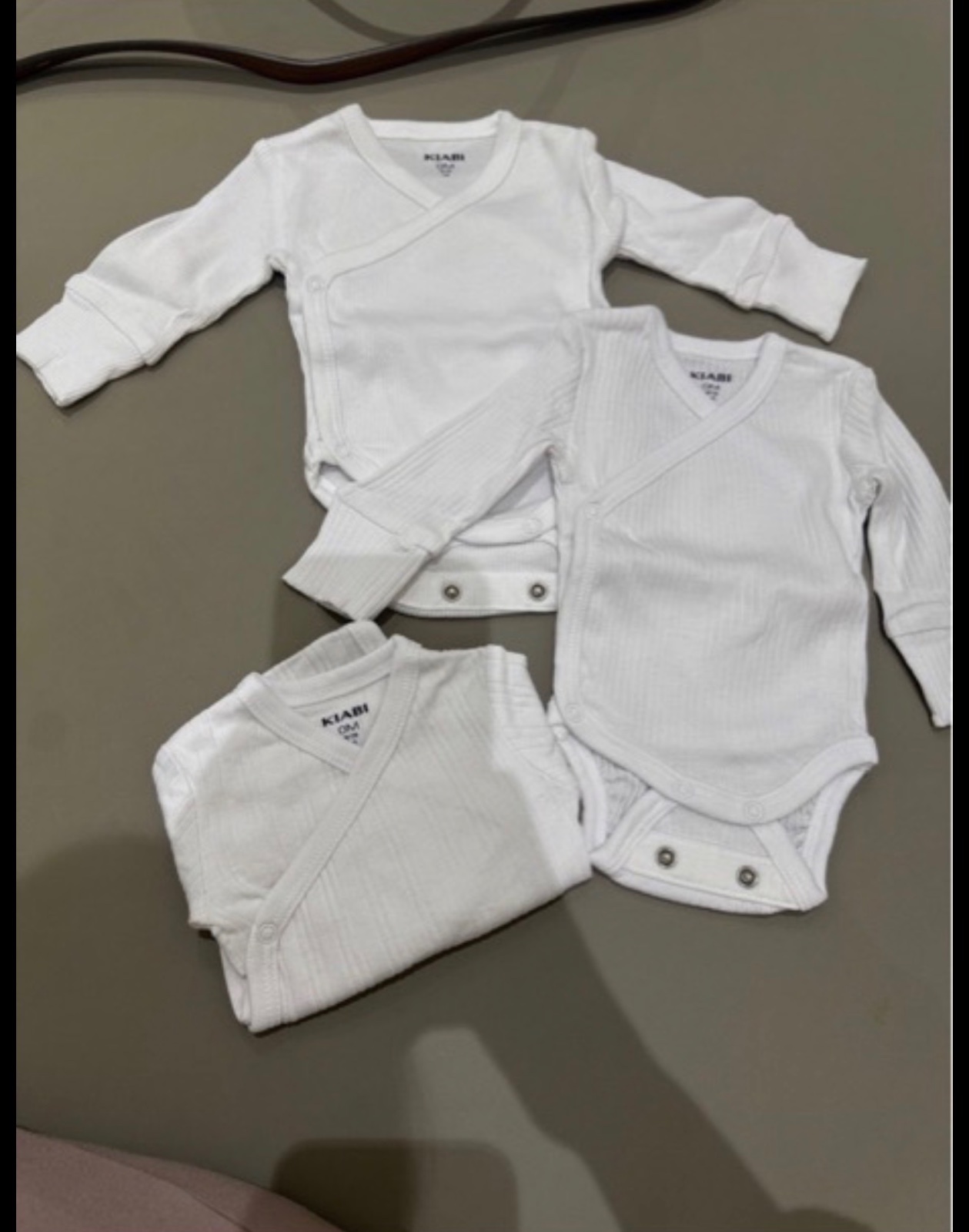 Lot de 3 body blanc pour nouveau né en trés bon etat jamais porté