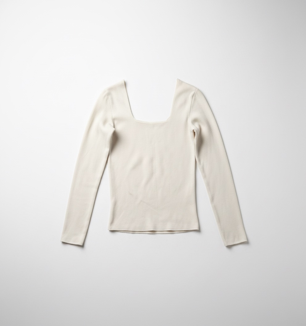 Pull basic en blanc taille standard en trés bon etat