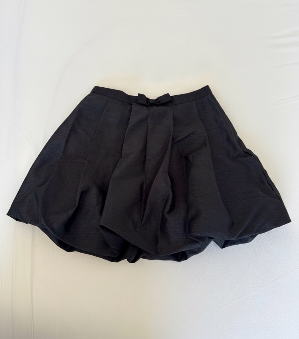 Jupe ballon noir avec étiquette taille S de la marque Reserved