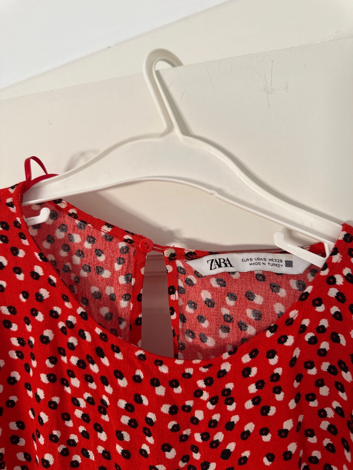 Robe zara rouge et noire ,  tres bon etat , taille M 