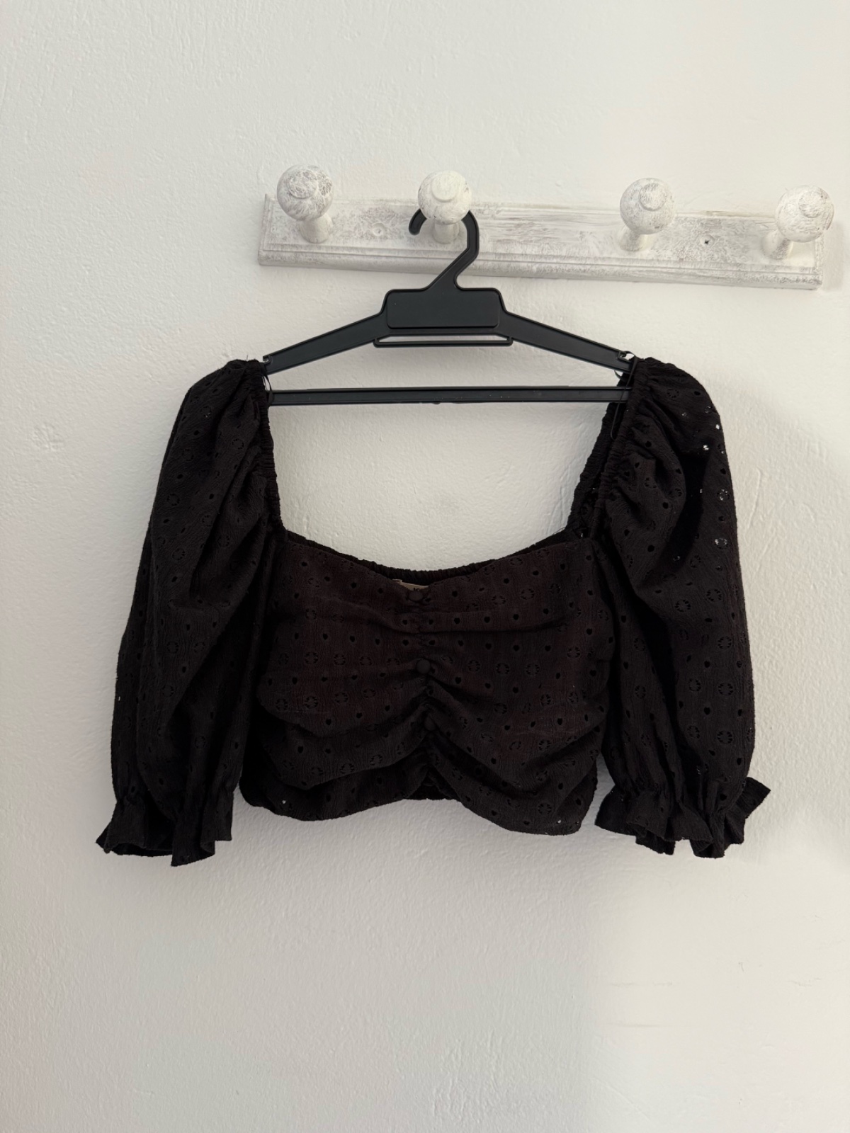 Top court noir en broderie anglaise 