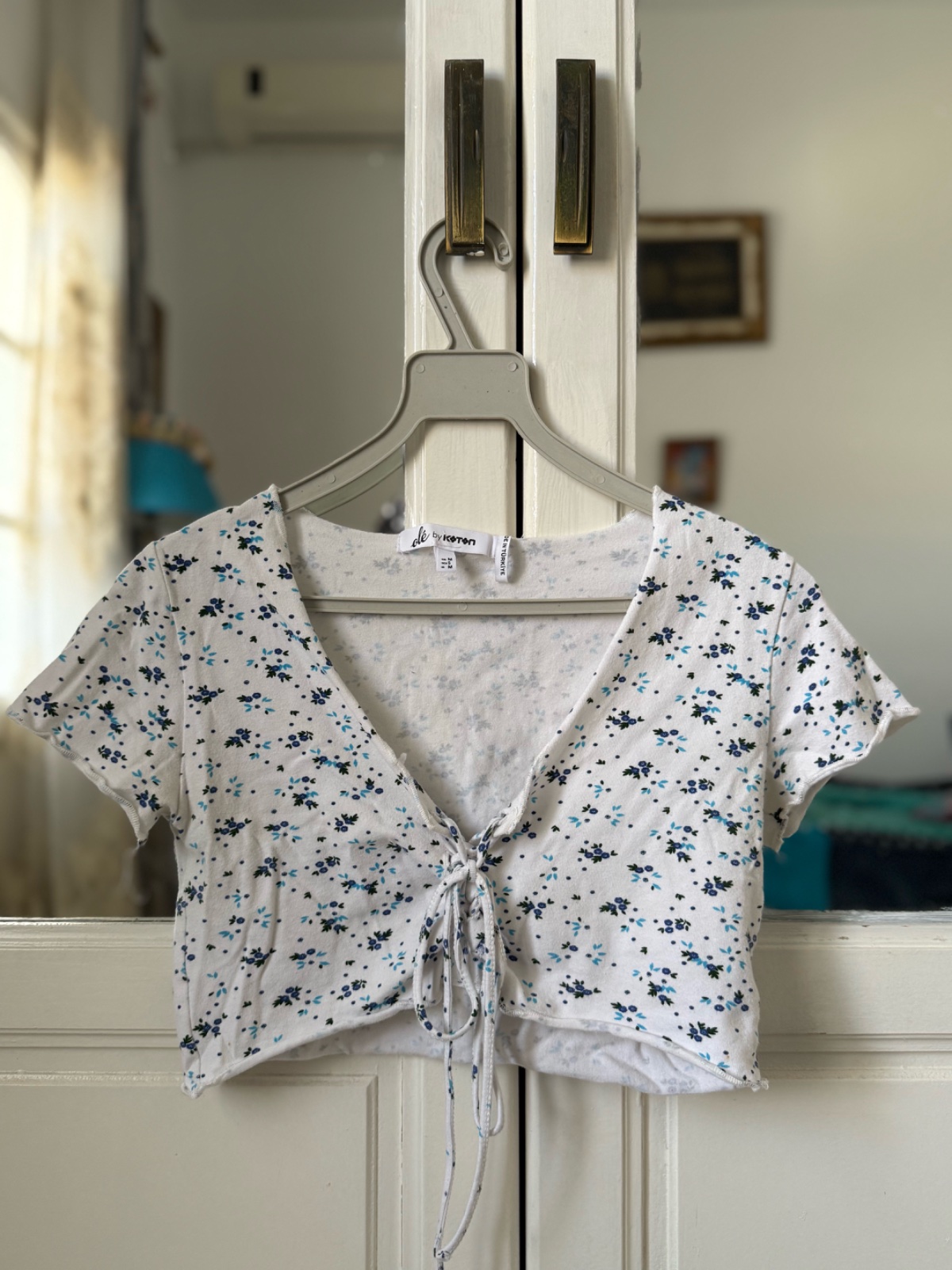 Top fleuri blanc style crop