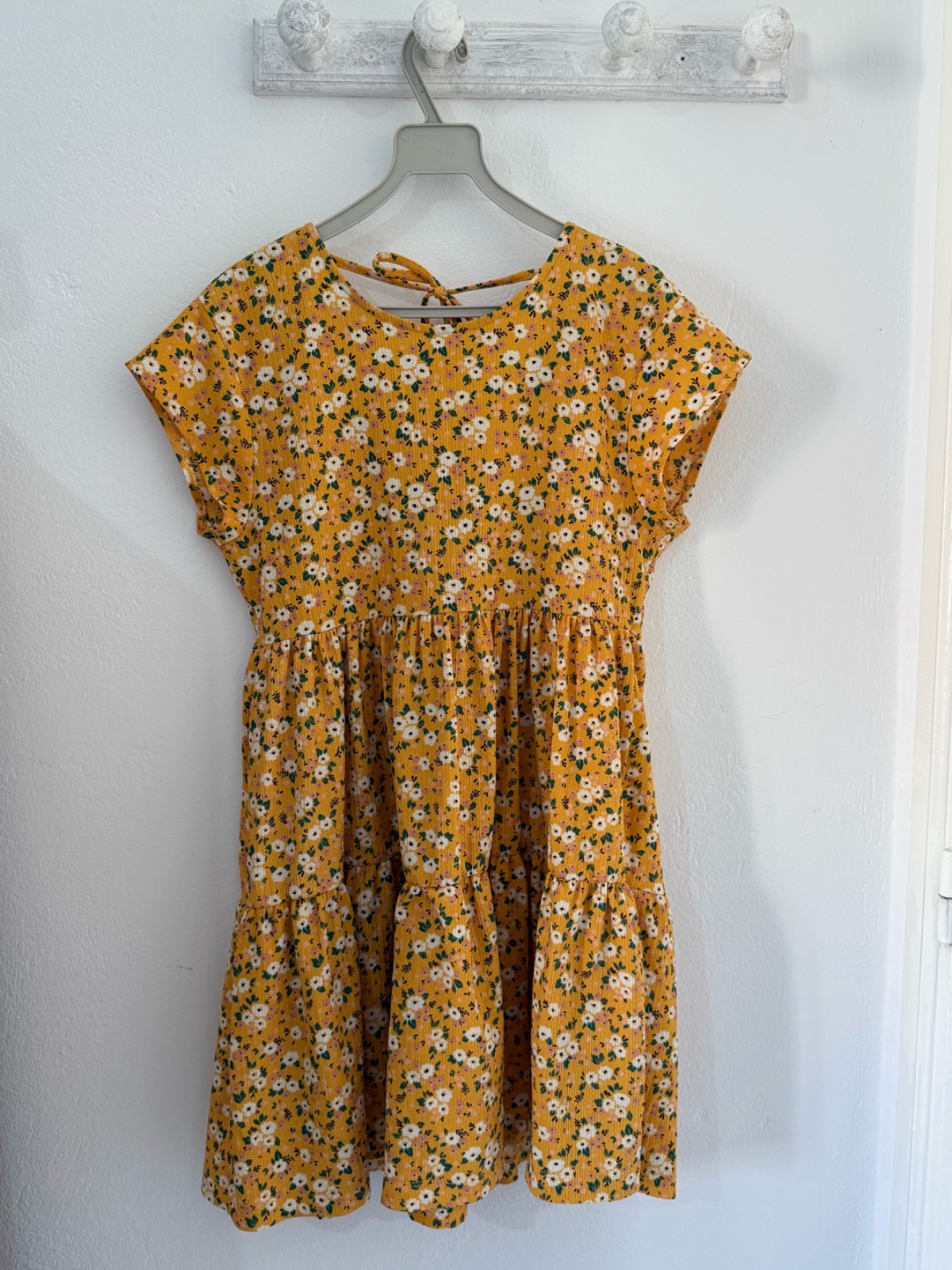 Robe courte jaune fleurie 