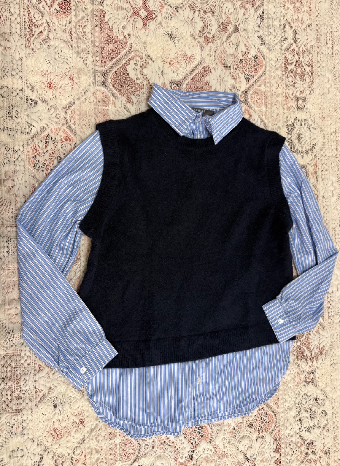 Pull 2 en 1 bleu marine avec chemise intégrée.