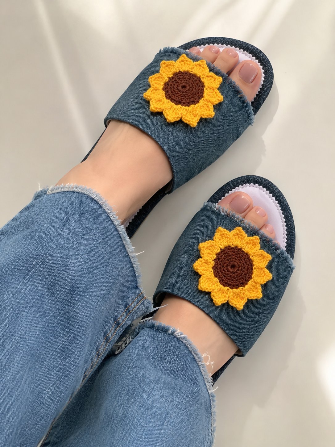 Création artisanale mules en jeans 