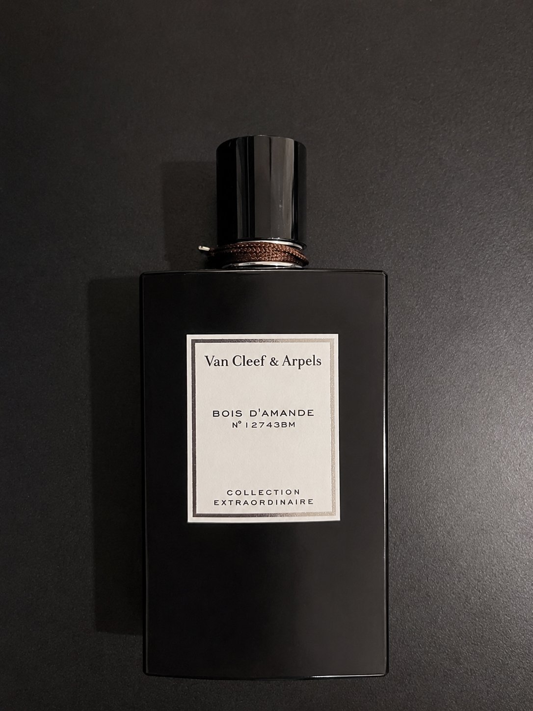 Parfum Bois d'Amandes de la marque de luxe Van Cleef & Arples à vendre à 200 dinars.