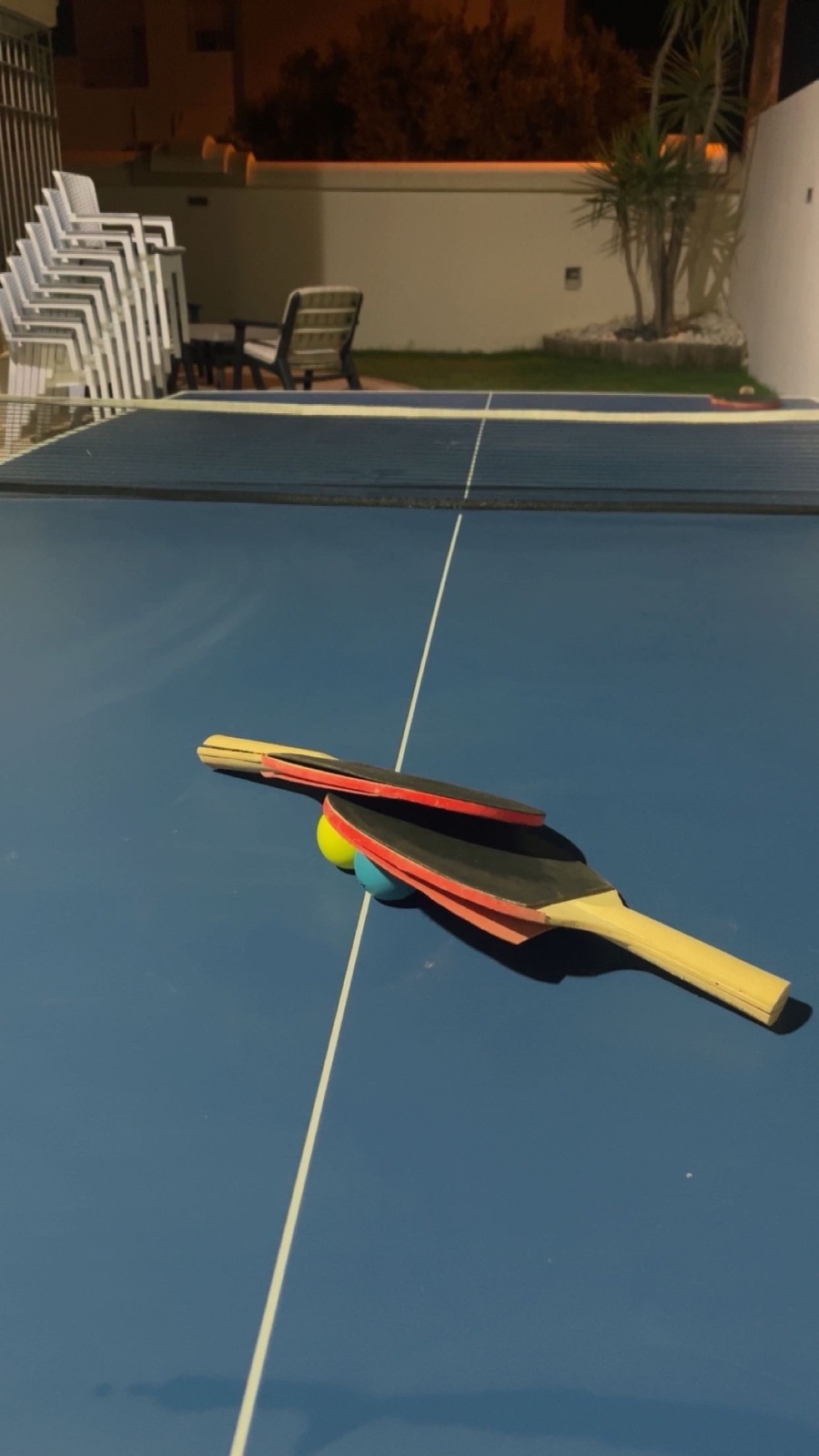 Table de tennis de table pliante avec 2 raquettes et 2 balles 