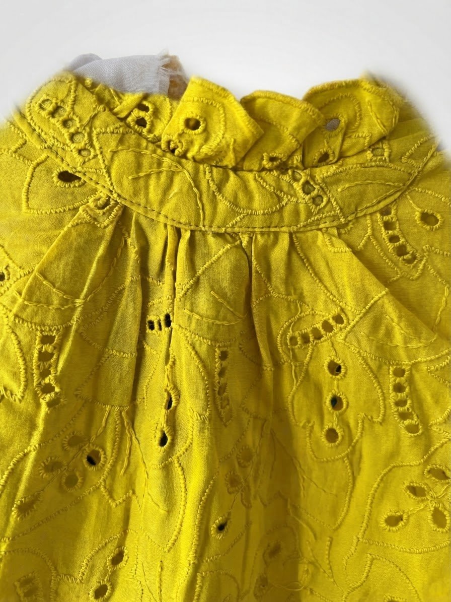 Très jolie blouse jaune moutarde en broderie anglaise 💛