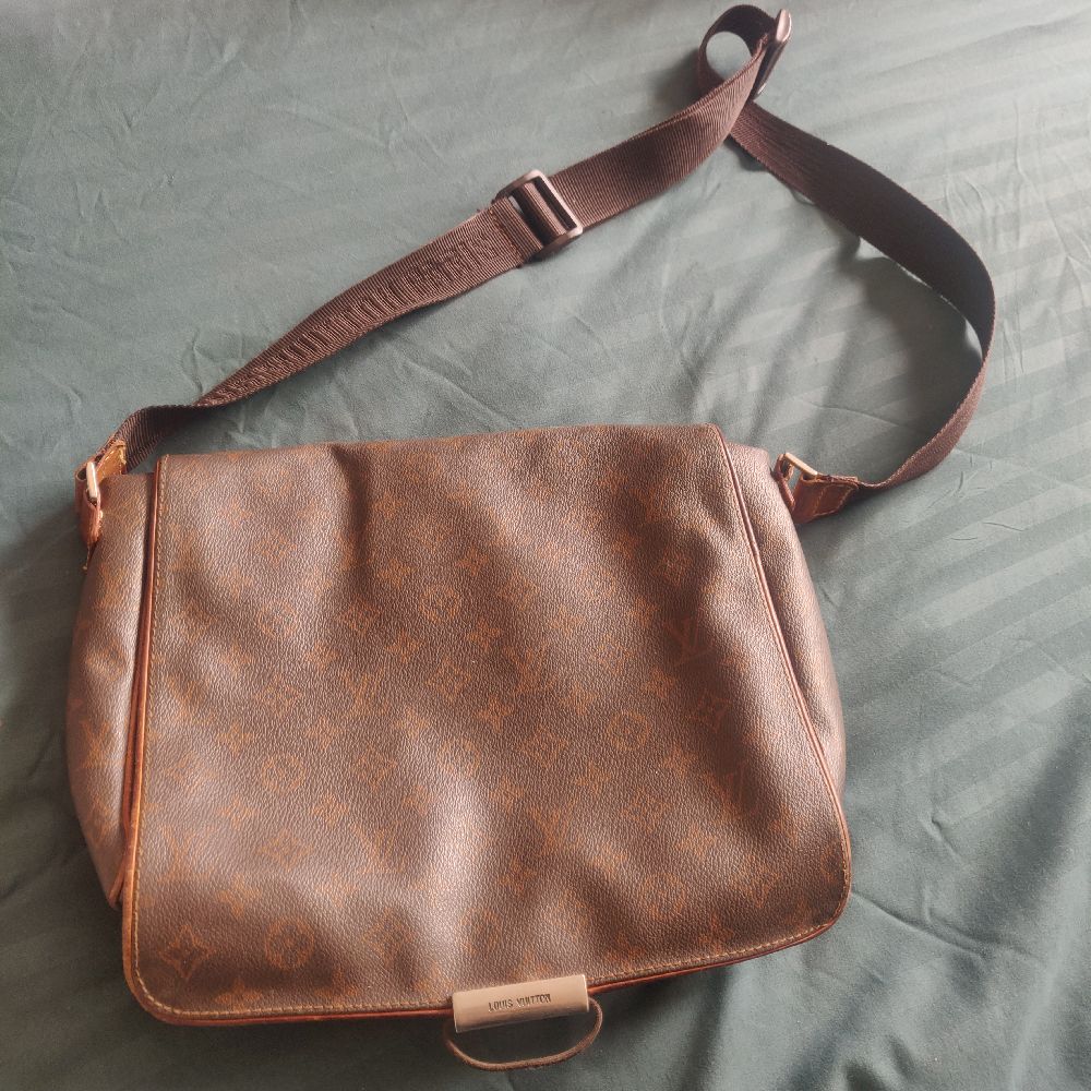 Louis Vuitton Abbesses Messenger en cuir Sac  Très bon état  Marron, Cuir