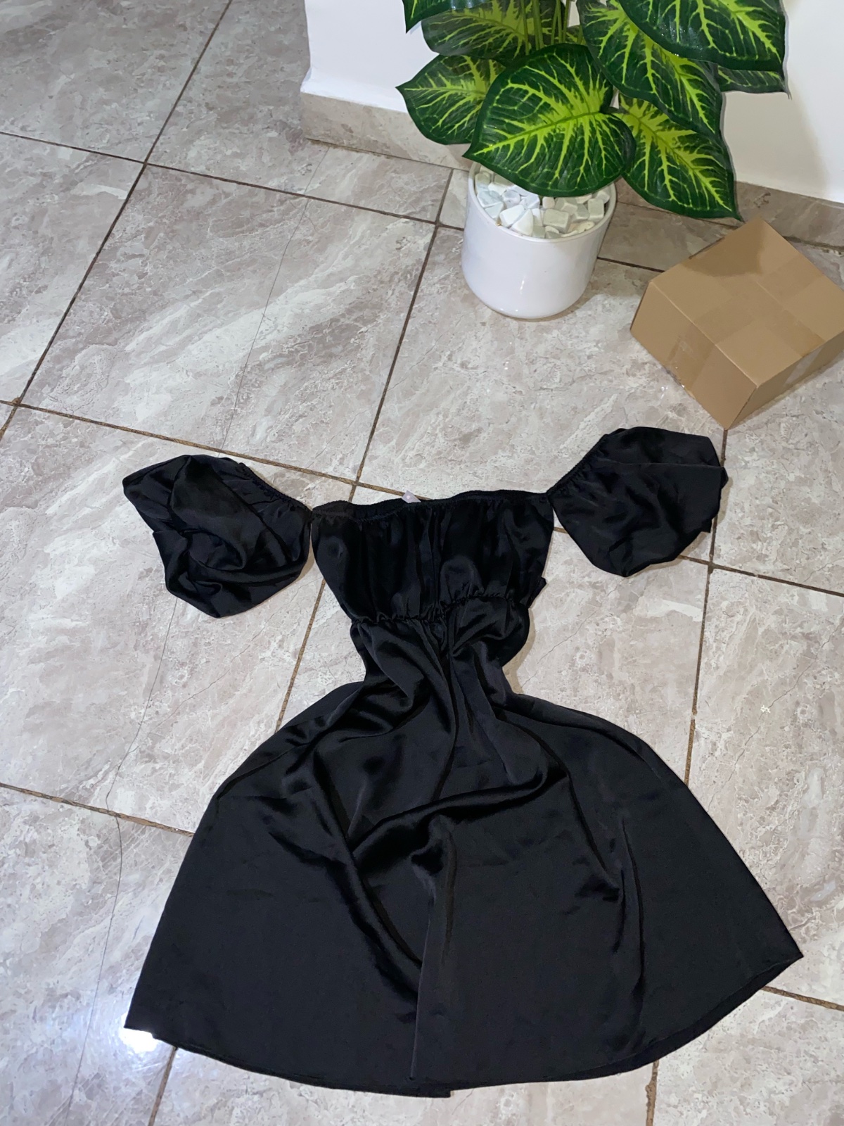 Robe tissu effet satiné , manches bouffantes