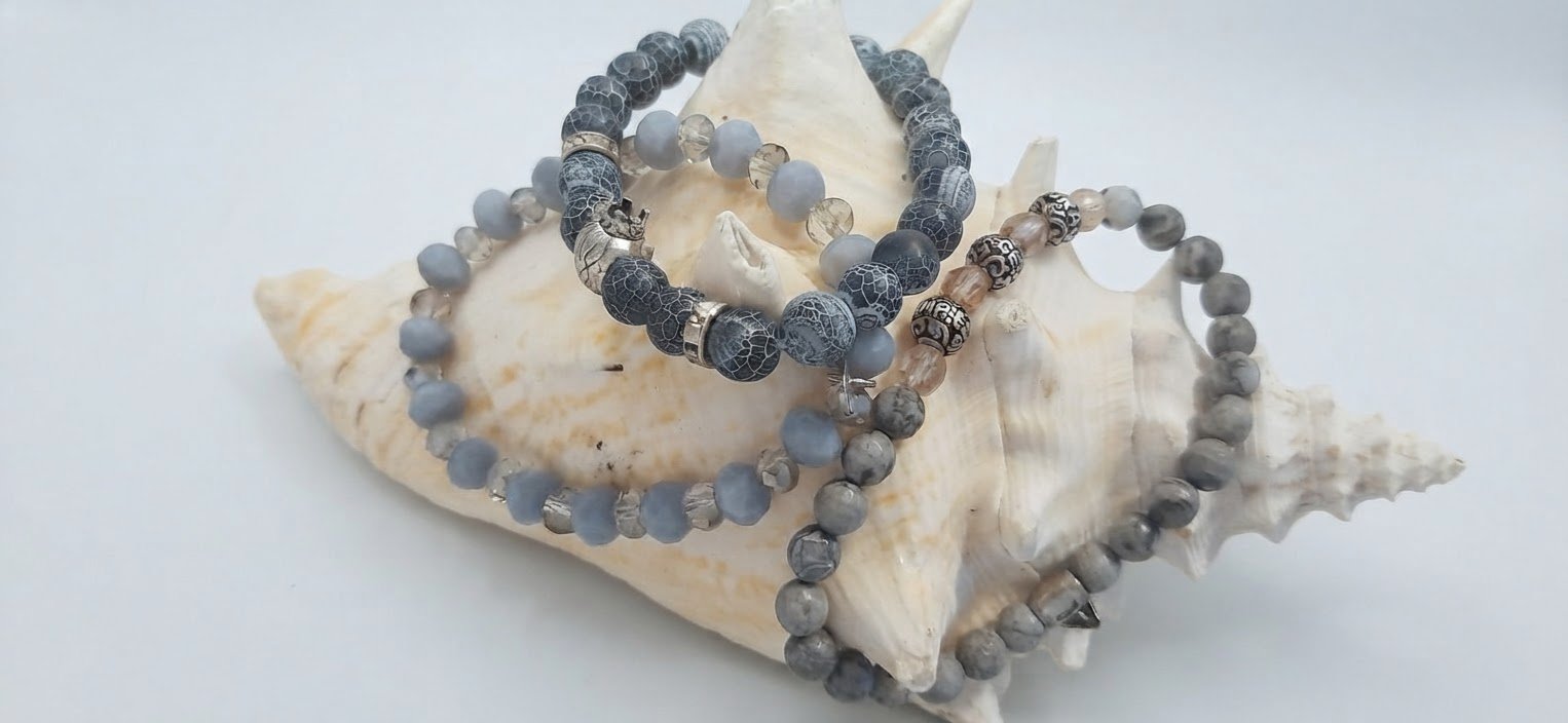Trois bracelets en pierre semi precieuse et cristal
