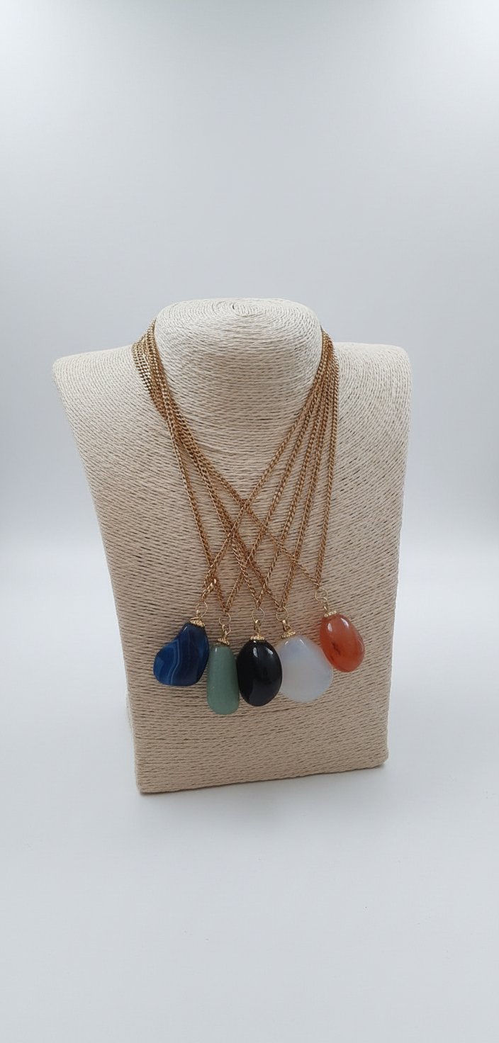 Collier avec un pendentif en pierre semi -precieuse