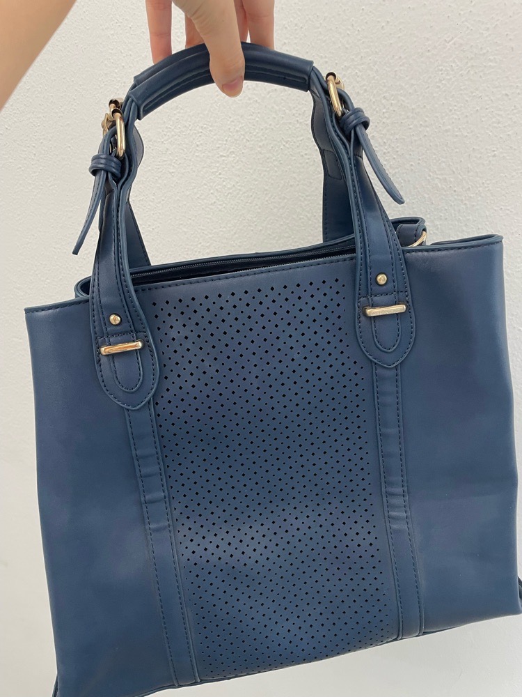 Sac en très très bon état très tres peu utilisé