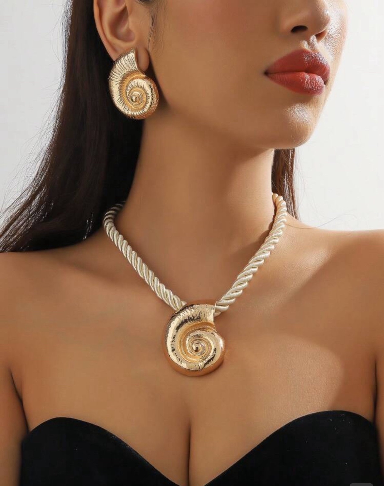 Collier et boucles ayant la forme coquillage