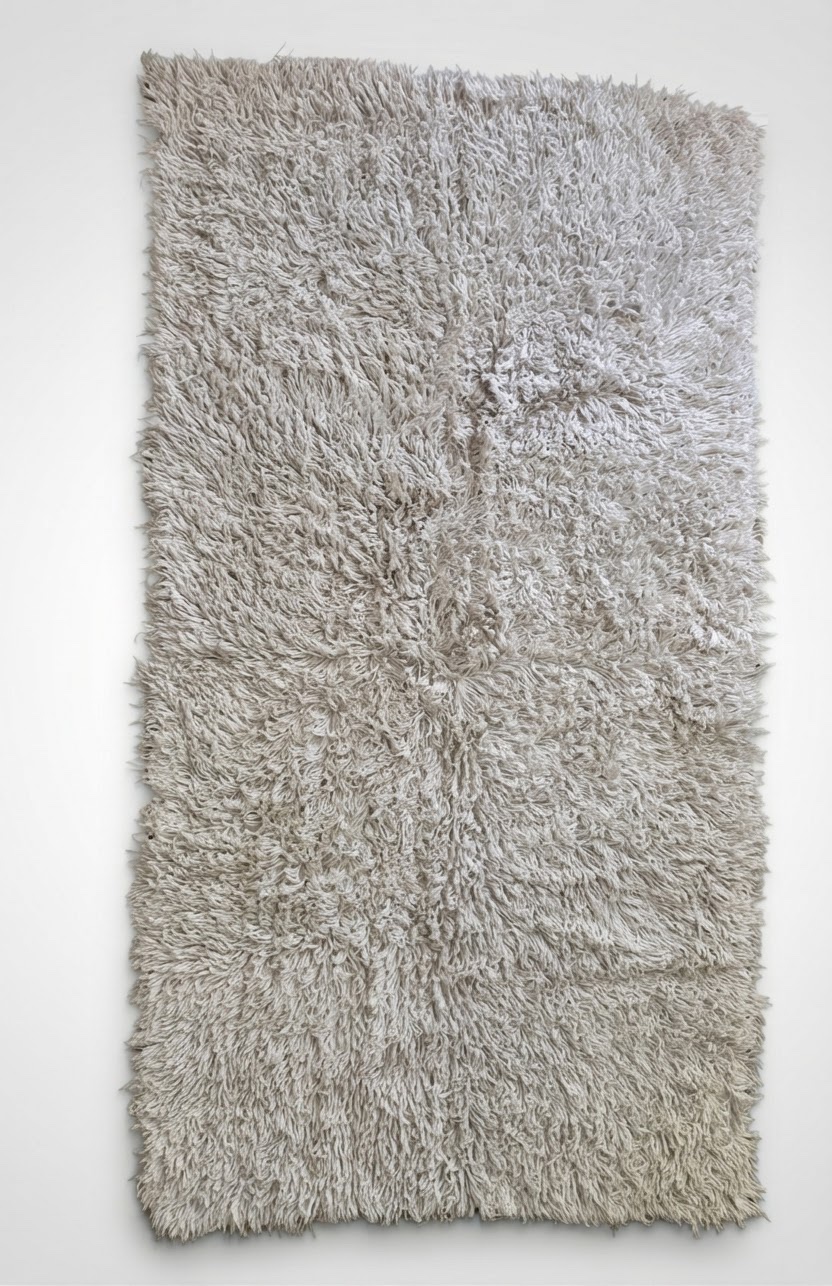 Tapis blanche à poils longs 