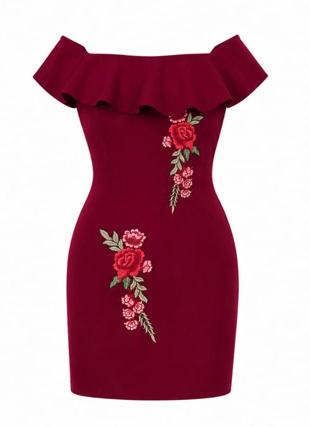 Robe rouge foncé et a des détails de roses 
