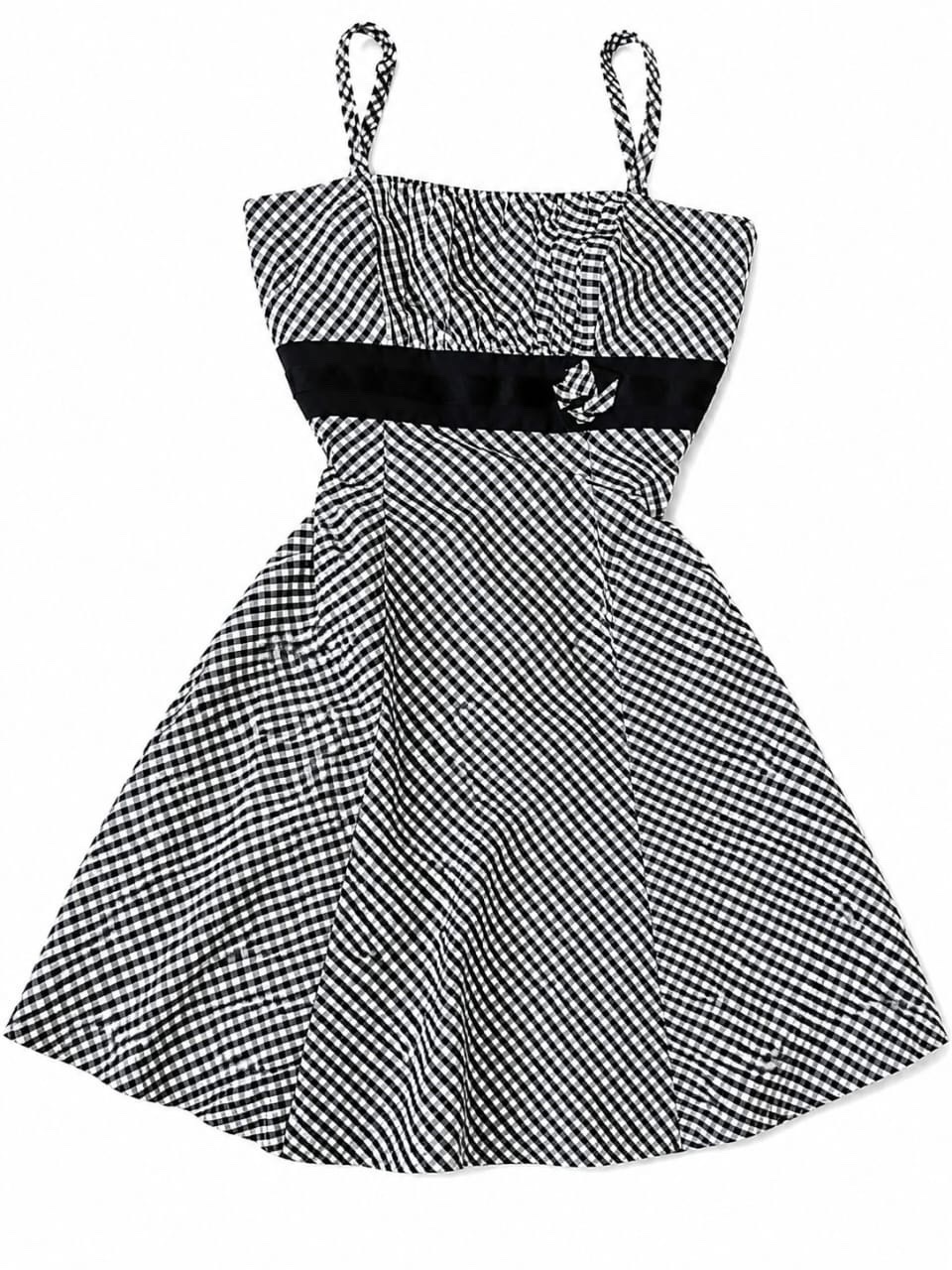 Robe à rayures blanches et noires avec plusieurs détails