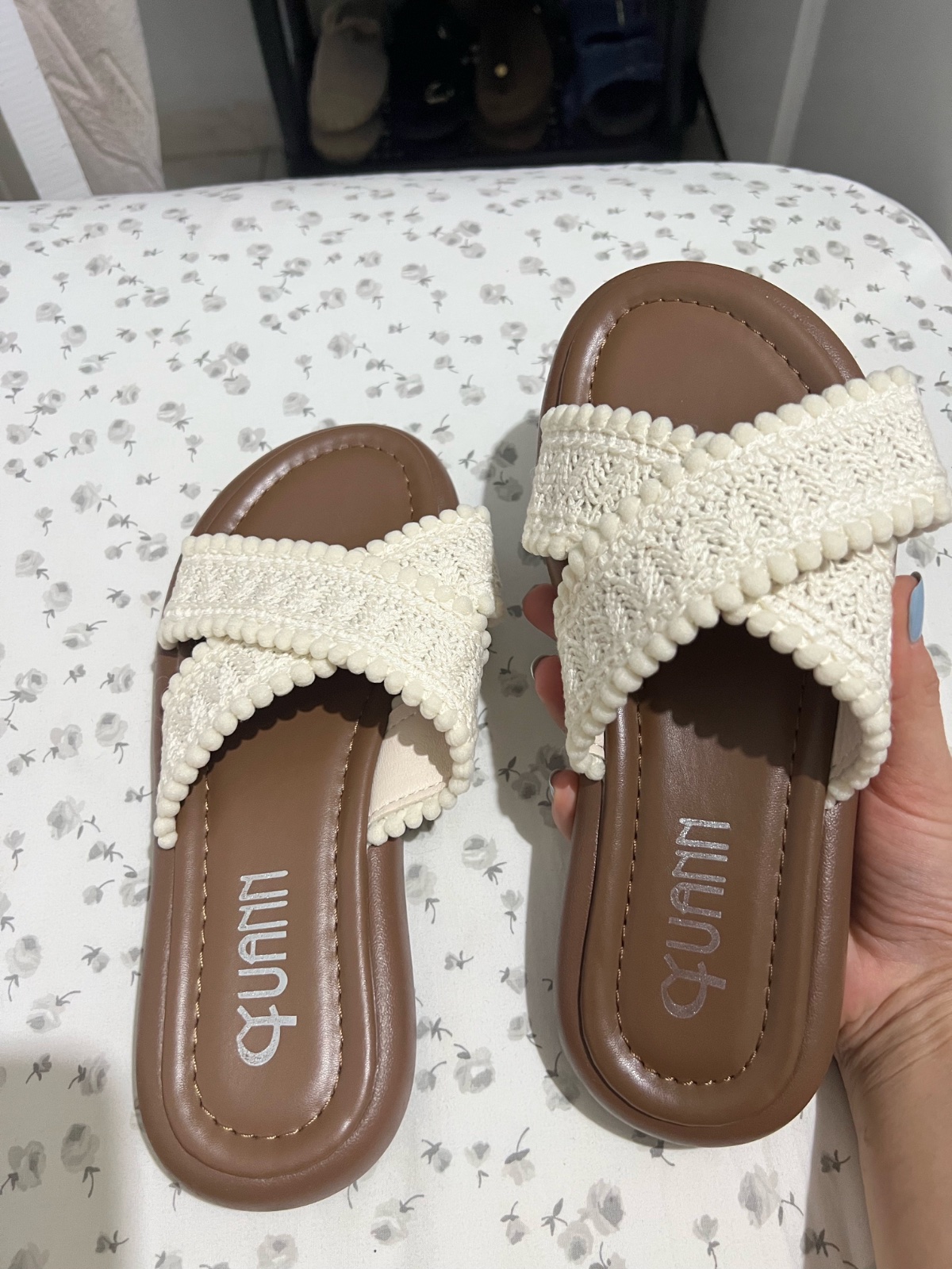 Sandales à enfiler à semelle épaisse pour femmes, design minimaliste croisé, pantoufles de plage respirantes, nouvelle arrivée d'été, luxe discret