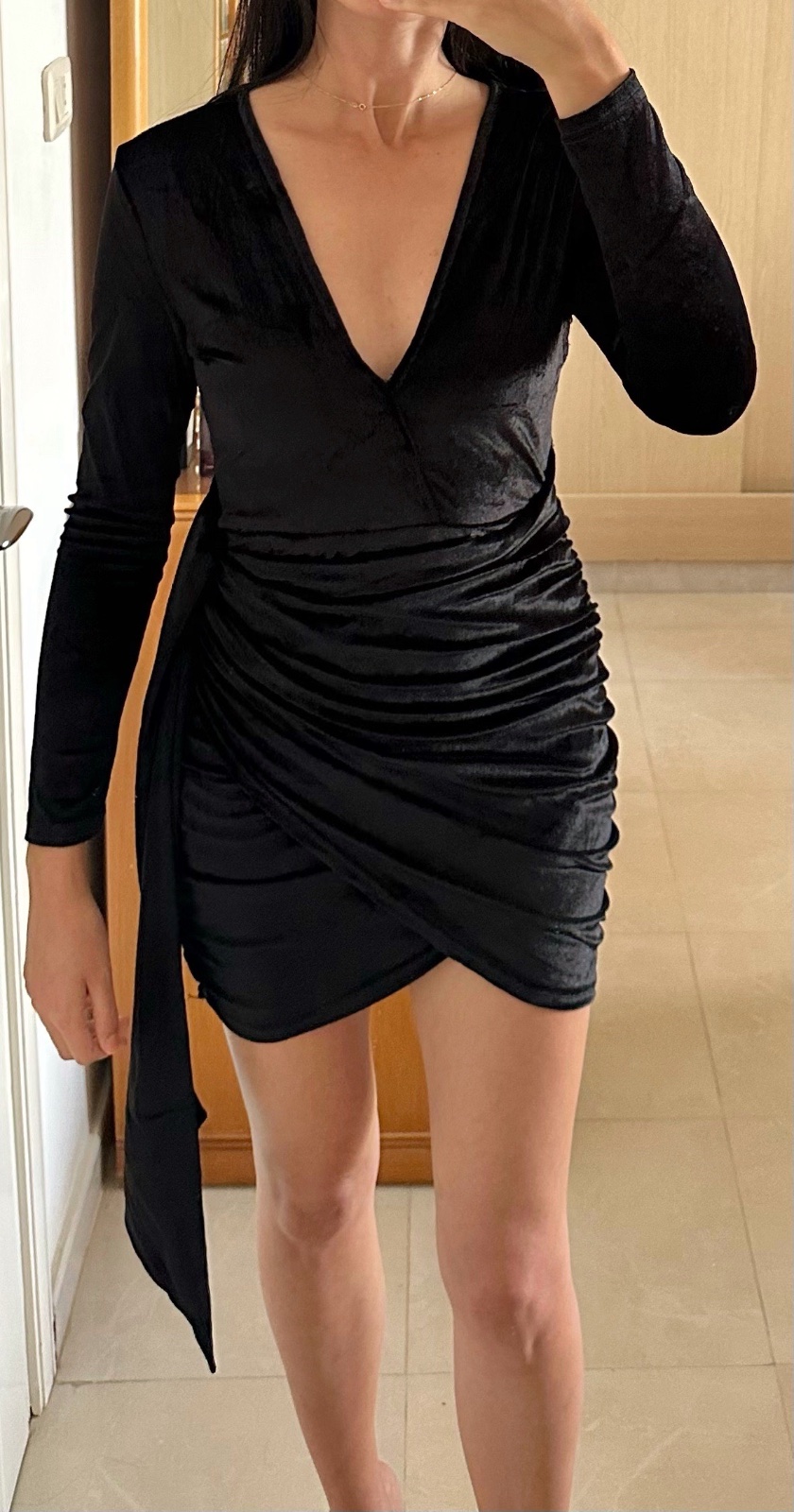 Robe noire courte effet velours.