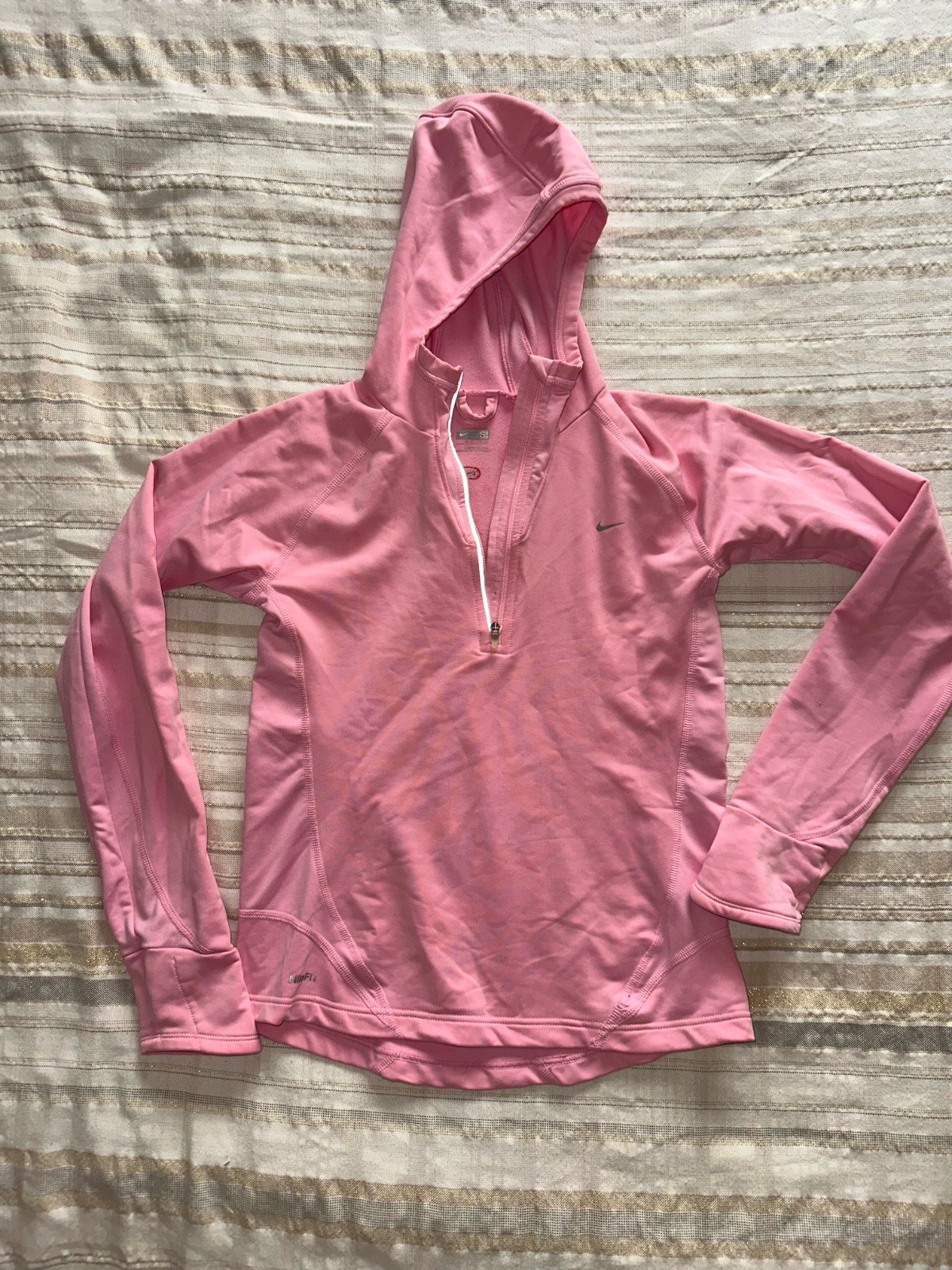 Haut sport rose à capuche