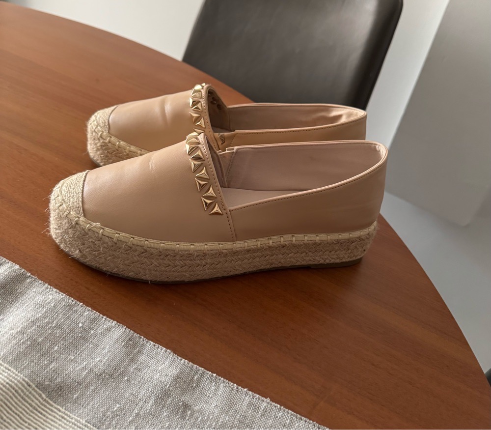 Trés belles paire d'espadrilles neuves !!